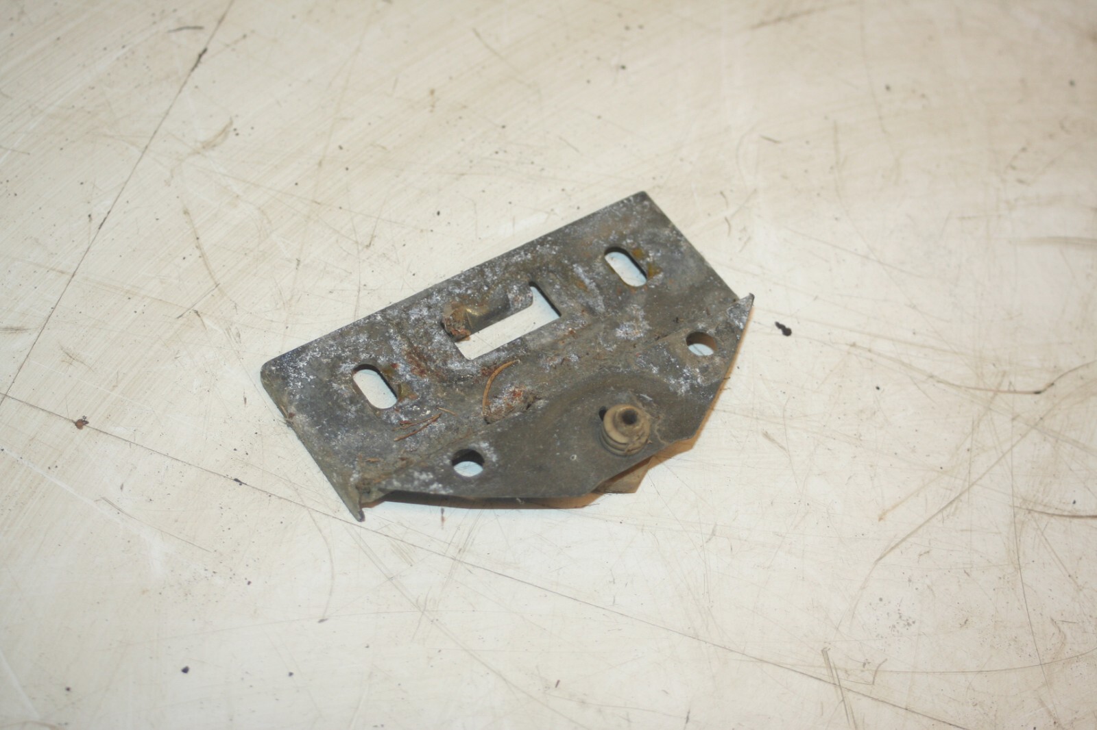 1990 FORD GRANADA MK3. BATTERY CLAMP PLATE