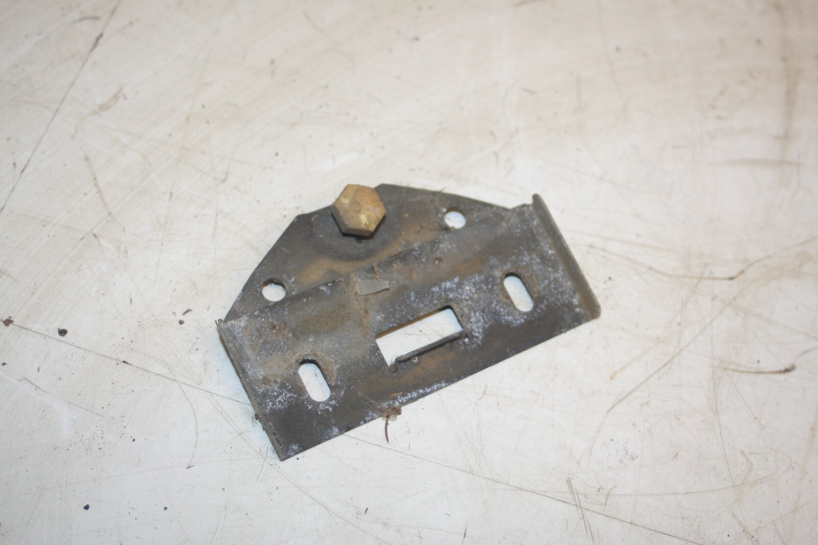 1990 FORD GRANADA MK3. BATTERY CLAMP PLATE - Image 2