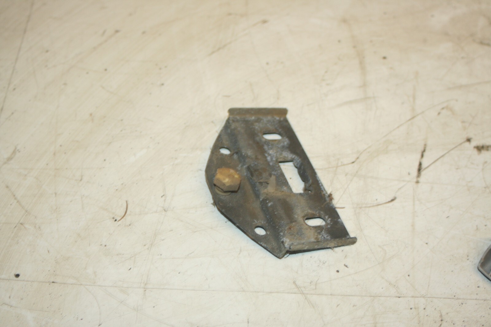 1990 FORD GRANADA MK3. BATTERY CLAMP PLATE - Image 3