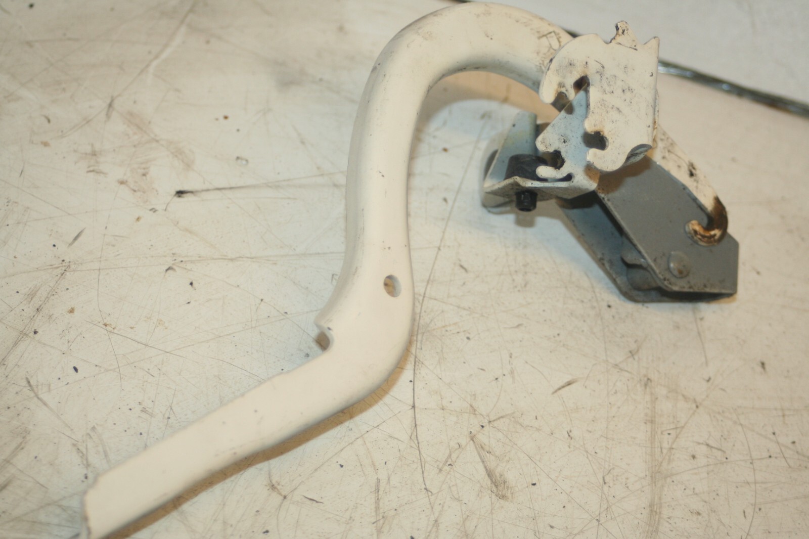 MAZDA MX5 MK1. PASSENGER SIDE BOOT TAIL GATE HINGE - Image 2