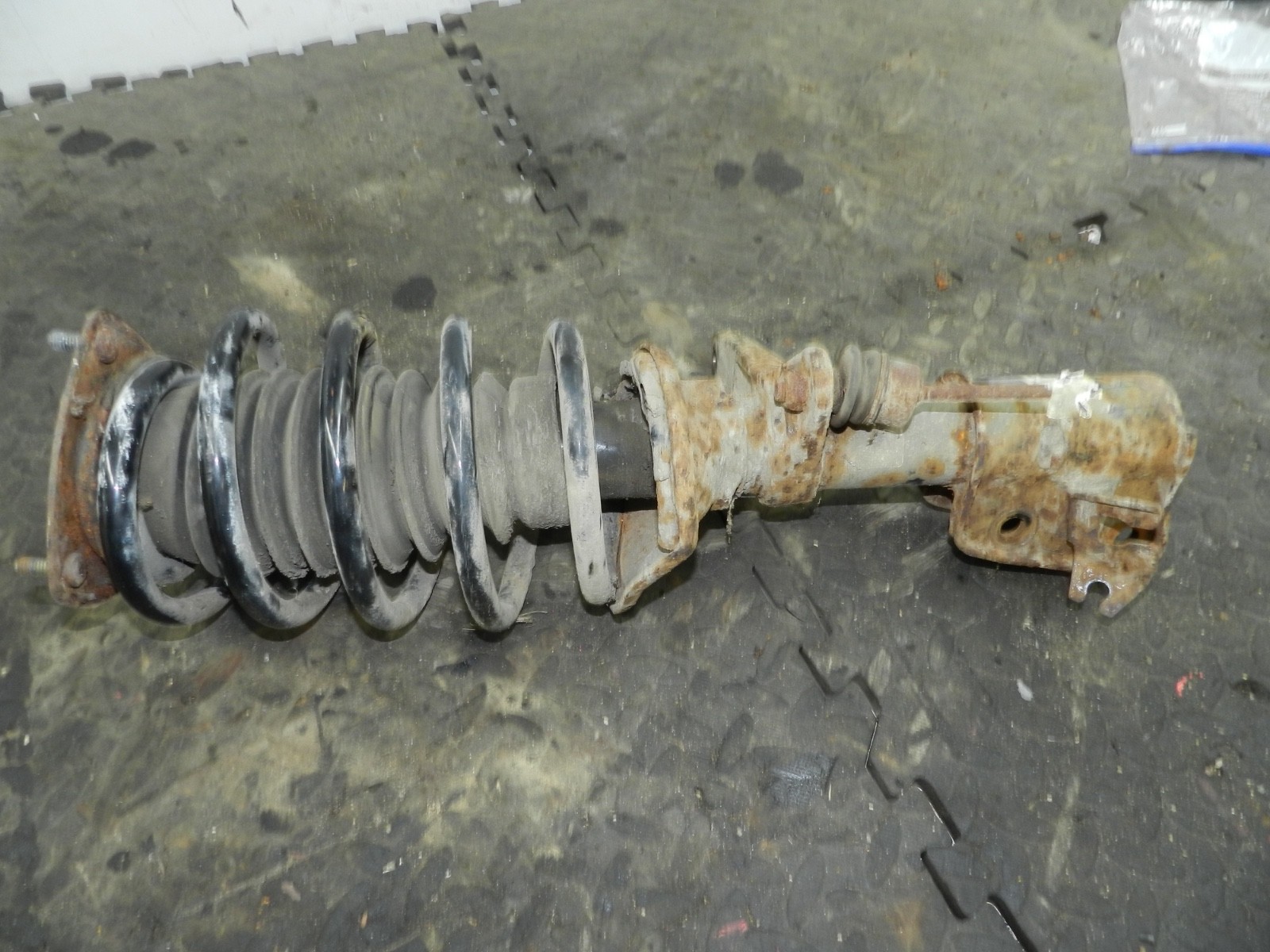 182. 2004 LANDROVER FREELANDER 1 L314. DRIVER SIDE FRONT SUSPENSION UNIT