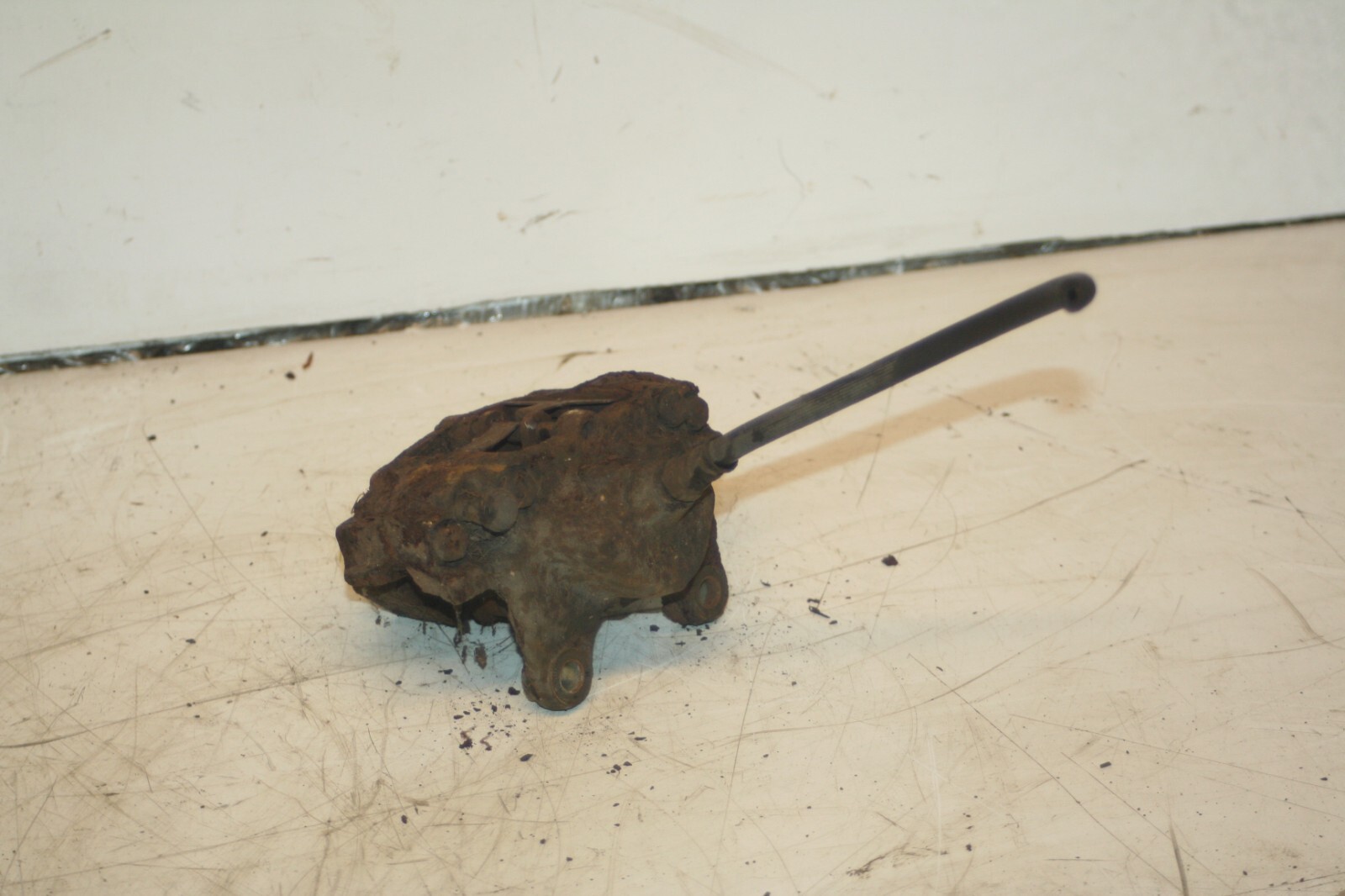 2000 MERCEDES C CLASS W202. DRIVER SIDE REAR BRAKE CALIPER - Image 2