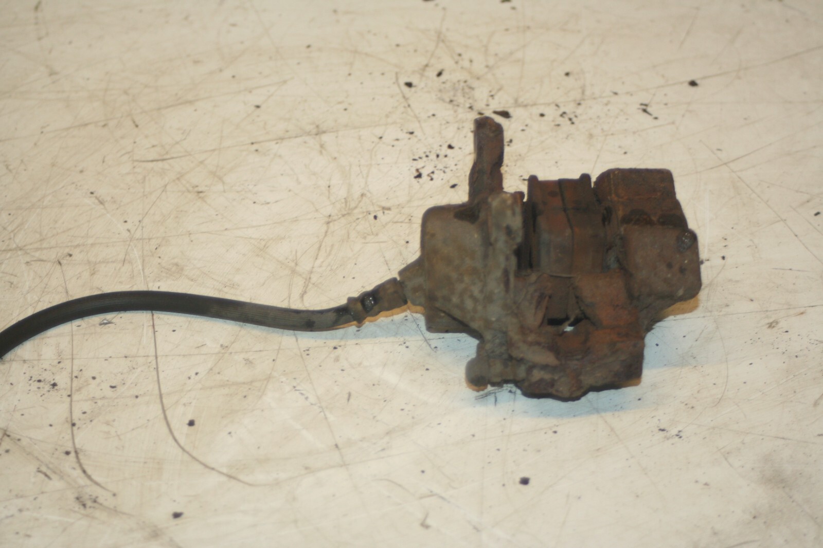 2000 MERCEDES C CLASS W202. DRIVER SIDE REAR BRAKE CALIPER - Image 3