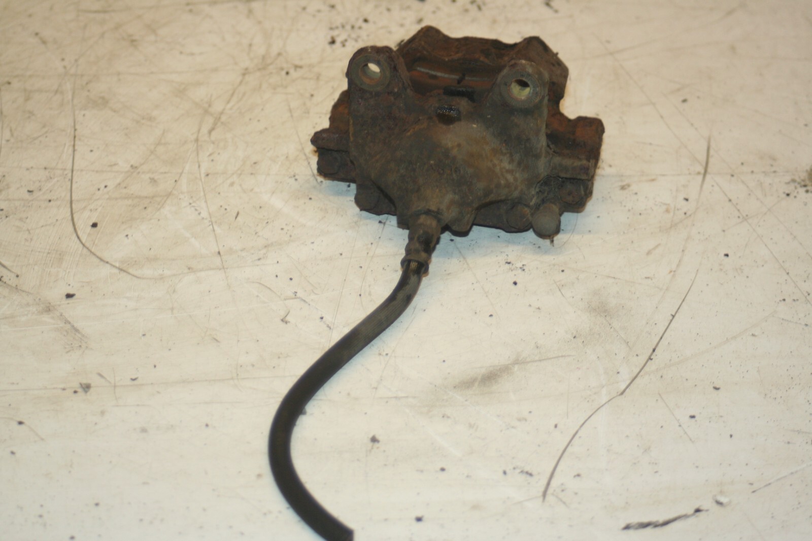 2000 MERCEDES C CLASS W202. DRIVER SIDE REAR BRAKE CALIPER - Image 4