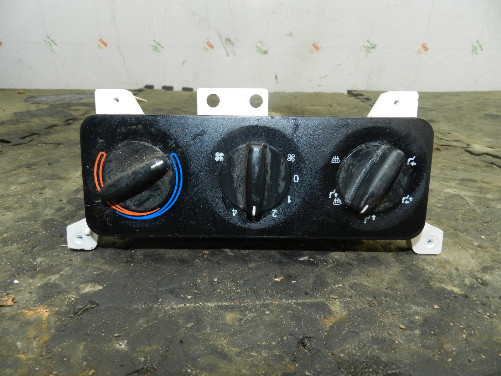 182. 2004 LANDROVER FREELANDER 1 L314. HEATER CONTROL SWITCH PANEL
