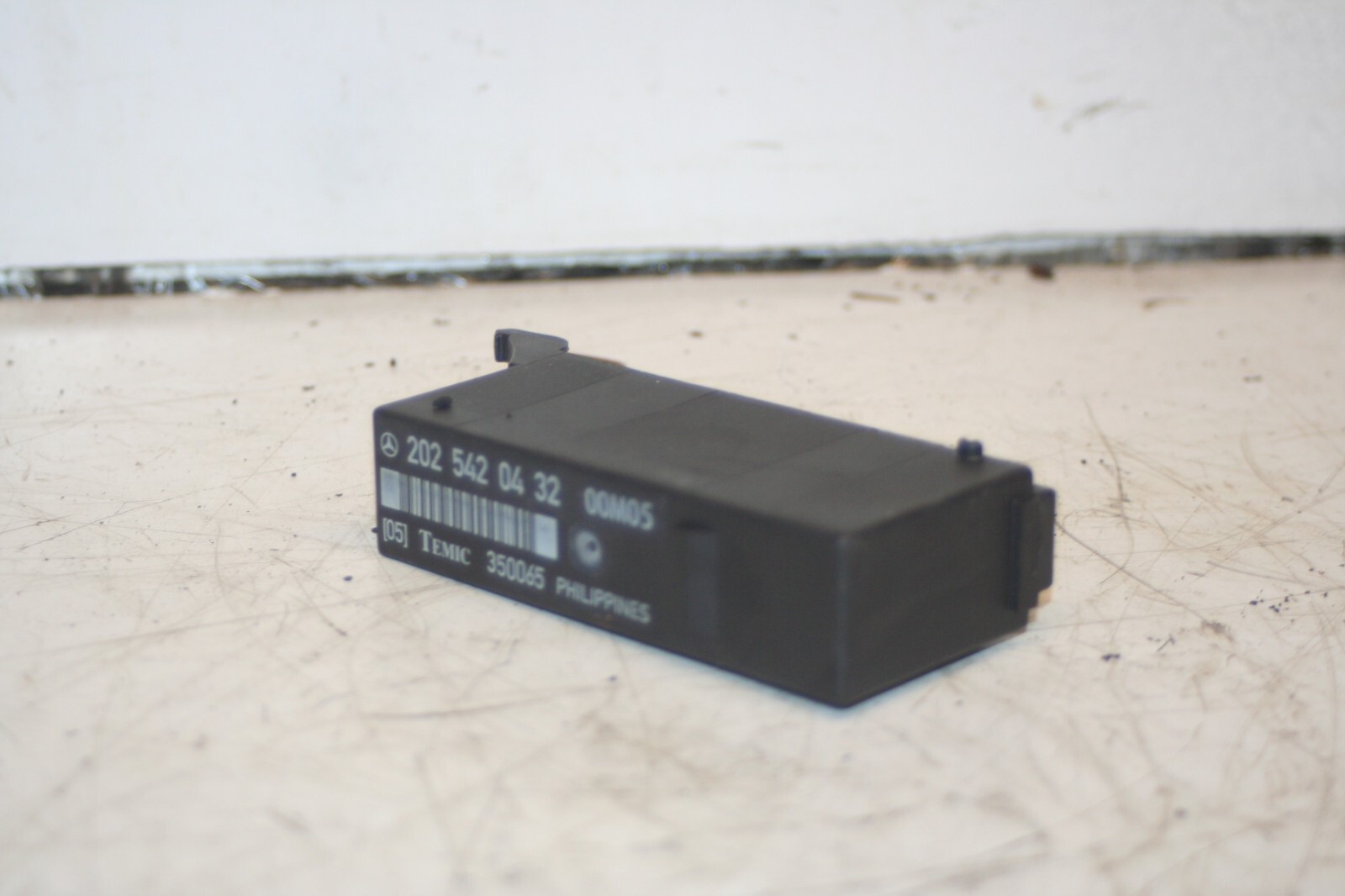 2000 MERCEDES C CLASS W202. 2025420432 ECU CONTROL UNIT LCM LIGHT MODULE