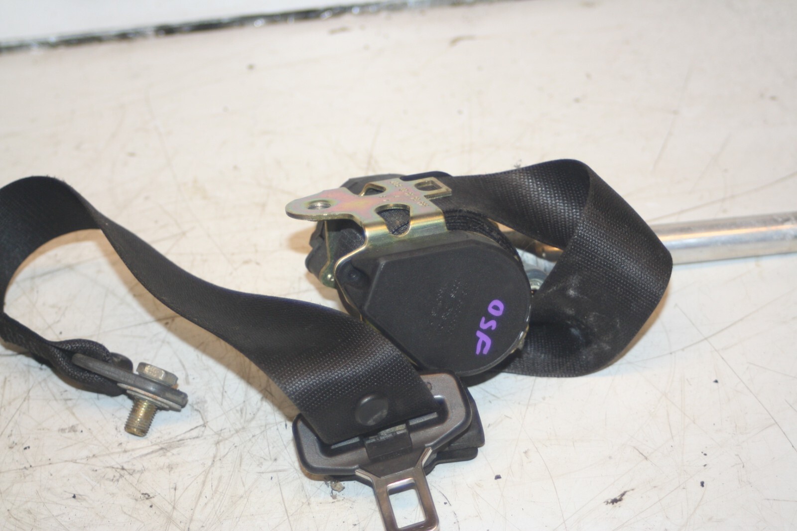 2000 MERCEDES C CLASS W202. DRIVER SIDE FRONT SEAT BELT - Image 2