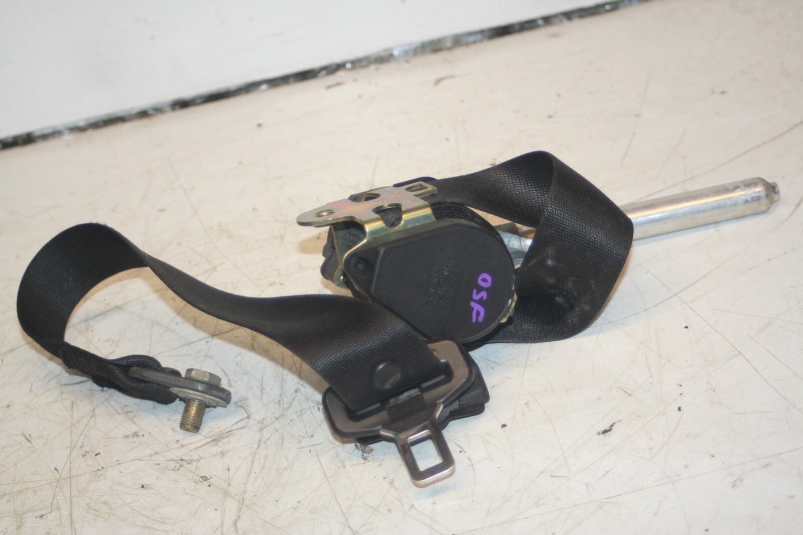 2000 MERCEDES C CLASS W202. DRIVER SIDE FRONT SEAT BELT - Image 3
