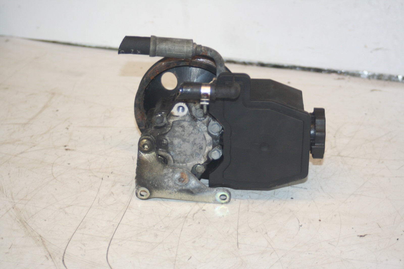 2000 MERCEDES C CLASS W202. POWER STEERING PUMP - Image 3