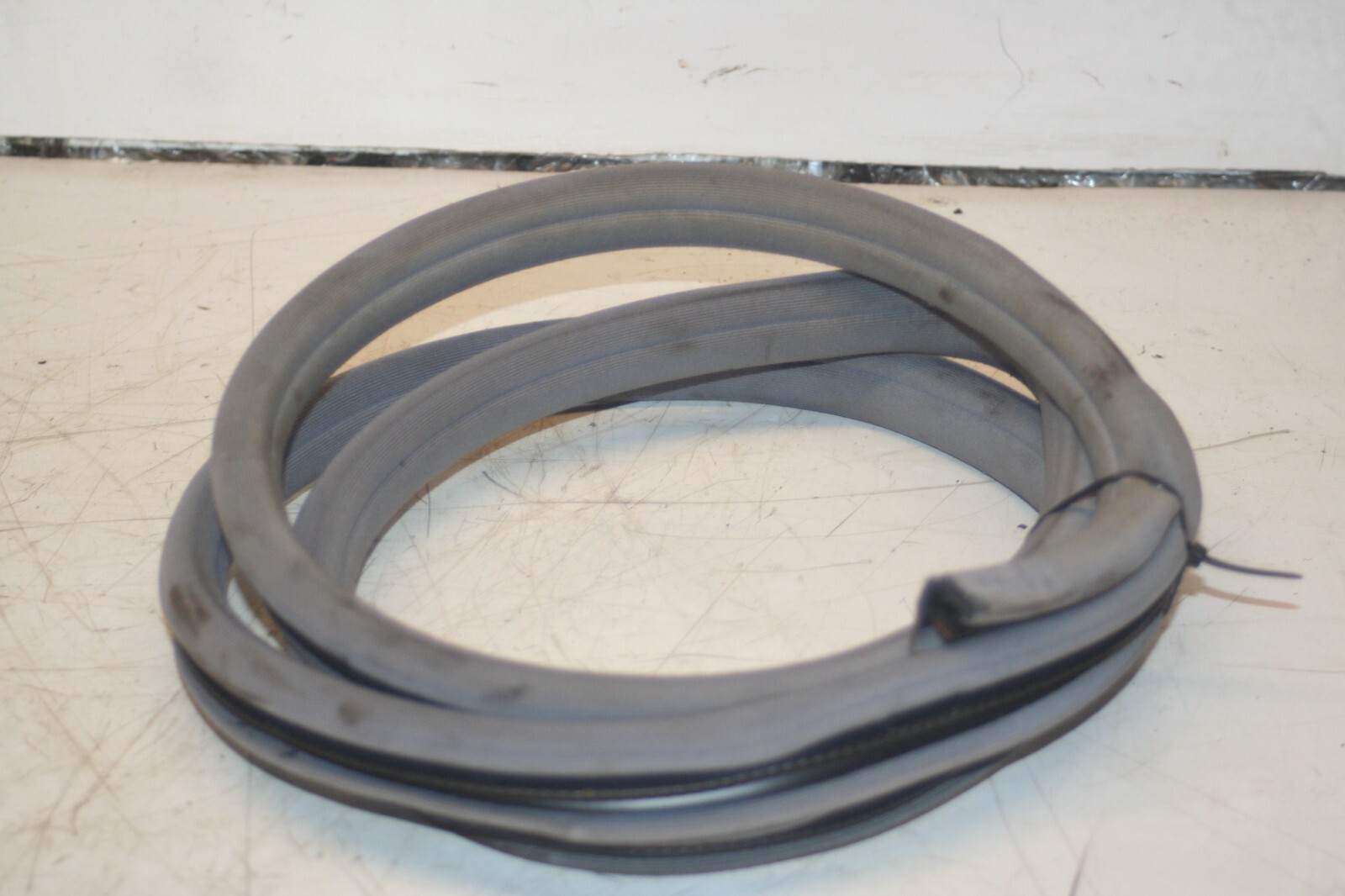2000 MERCEDES C CLASS W202. PASSENGER SIDE FRONT DOOR RUBBER SEAL - Image 3
