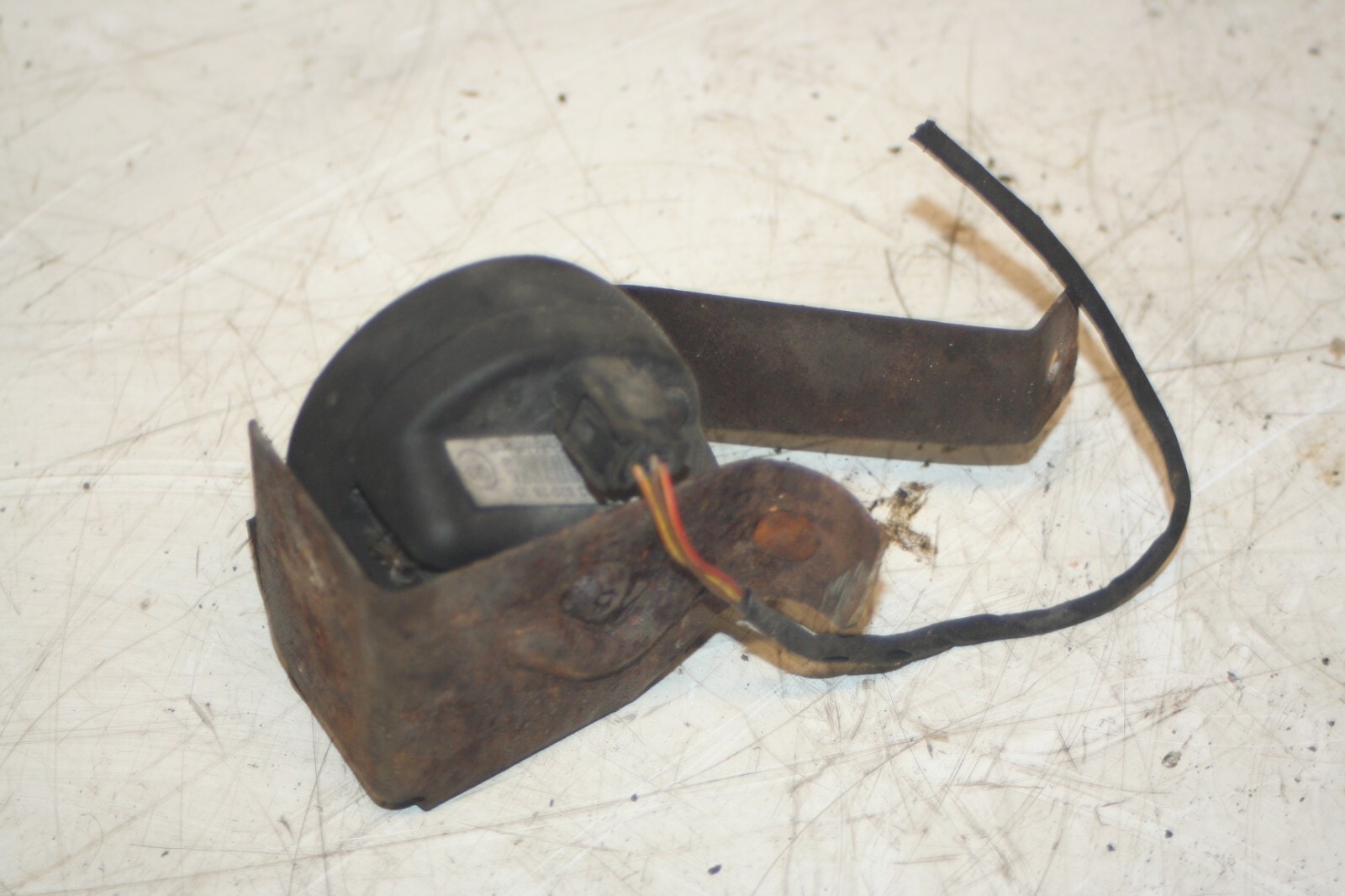 2000 MERCEDES C CLASS W202. HORN - Image 2