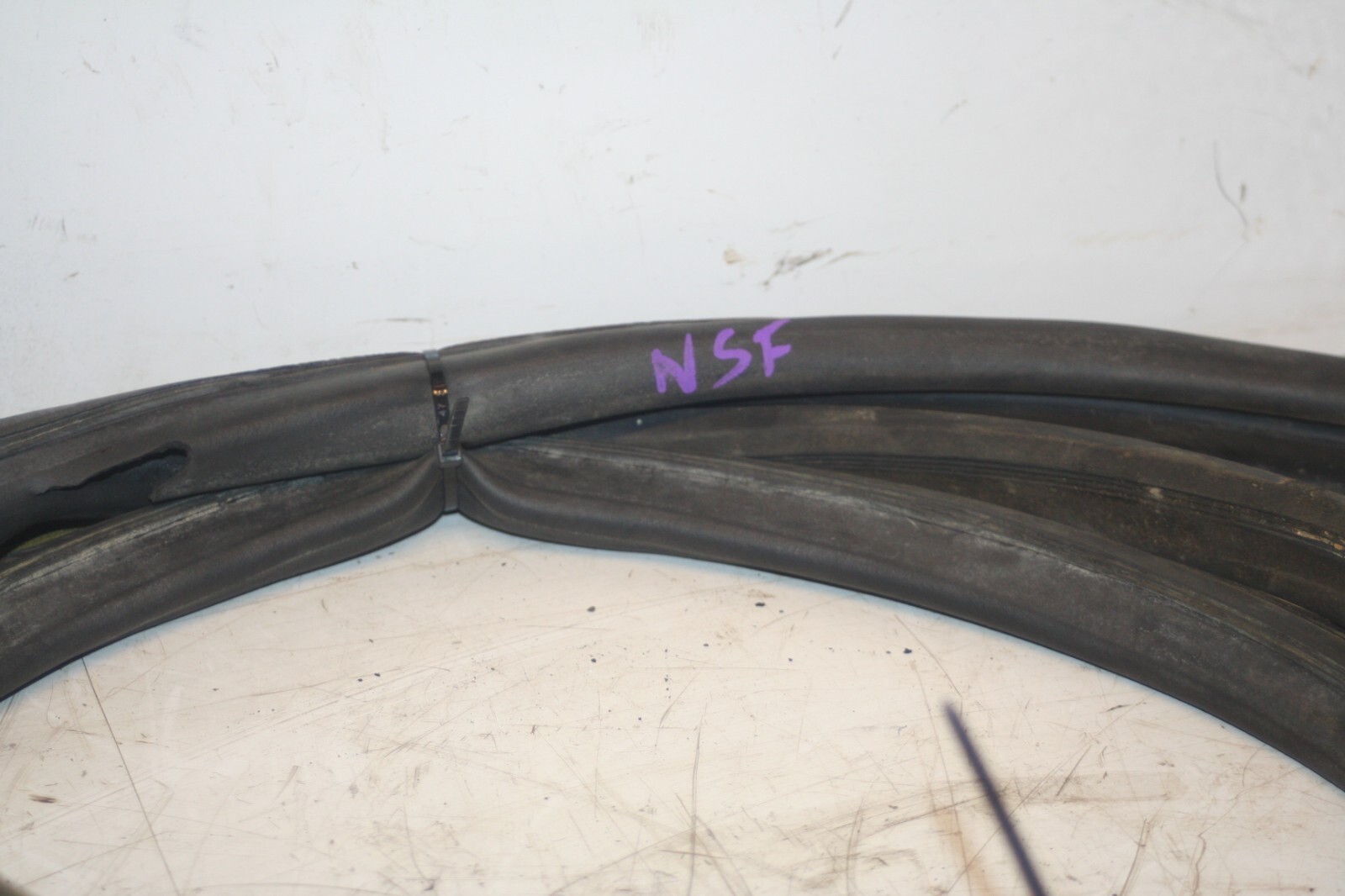 2000 MERCEDES C CLASS W202. PASSENGER SIDE FRONT DOOR RUBBER - Image 2