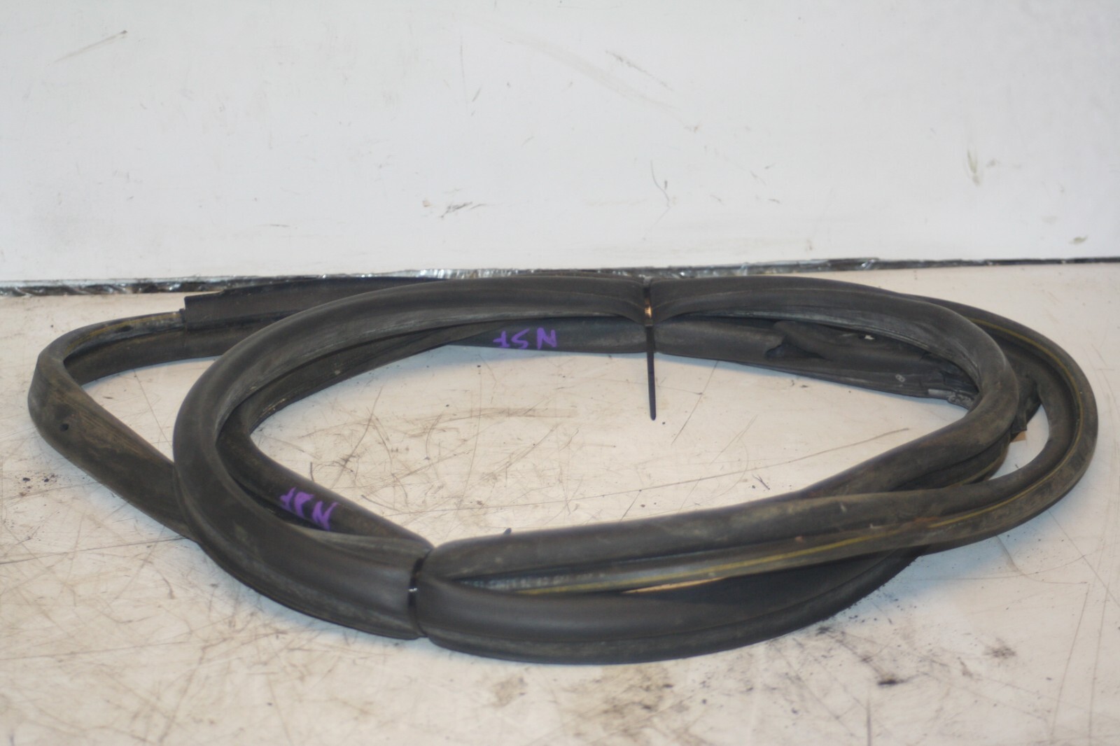 2000 MERCEDES C CLASS W202. PASSENGER SIDE FRONT DOOR RUBBER - Image 3