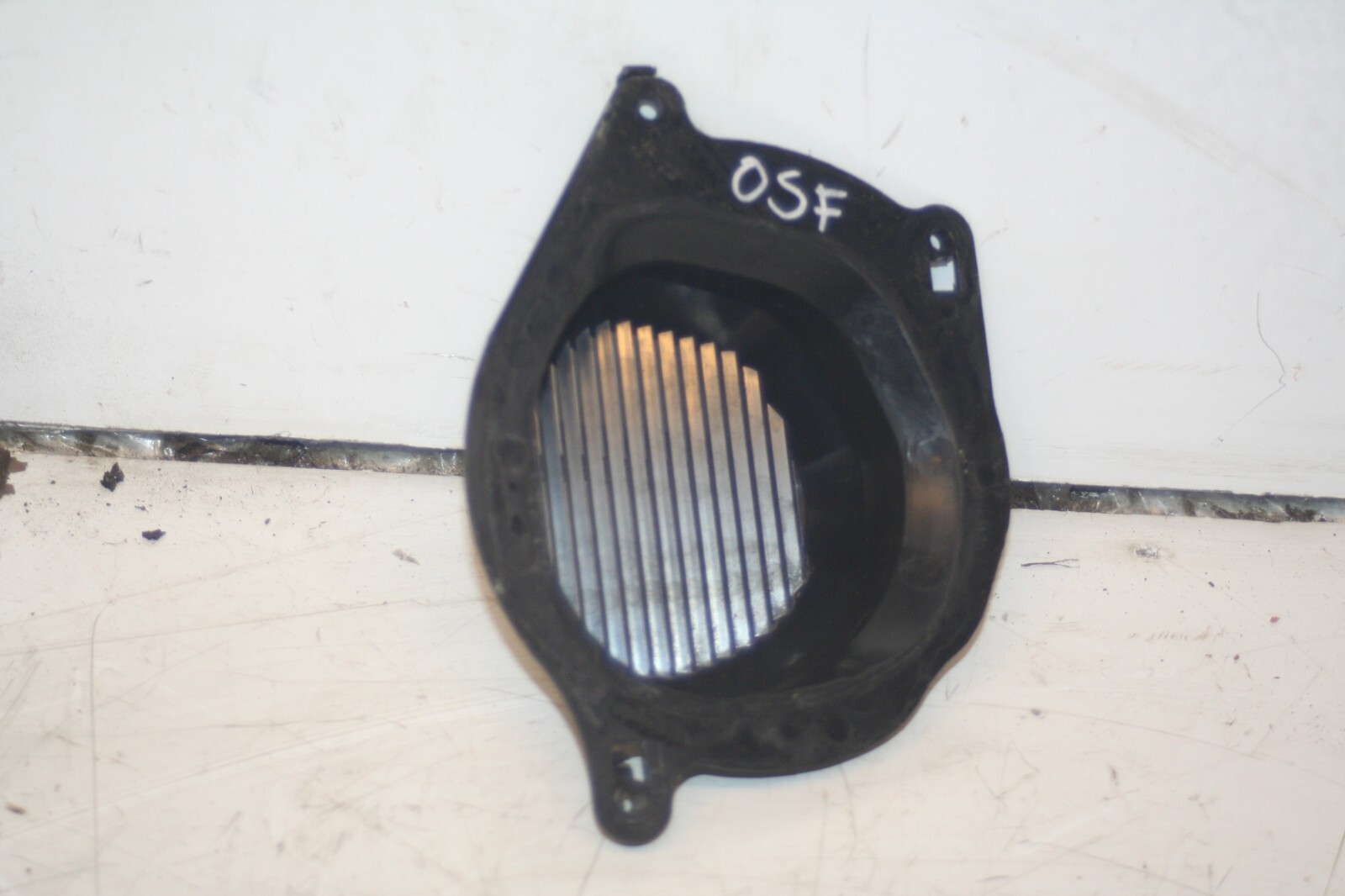 2000 MERCEDES C CLASS W202. DRIVER SIDE FRONT 2028270683 SPEAKER COVER - Image 3