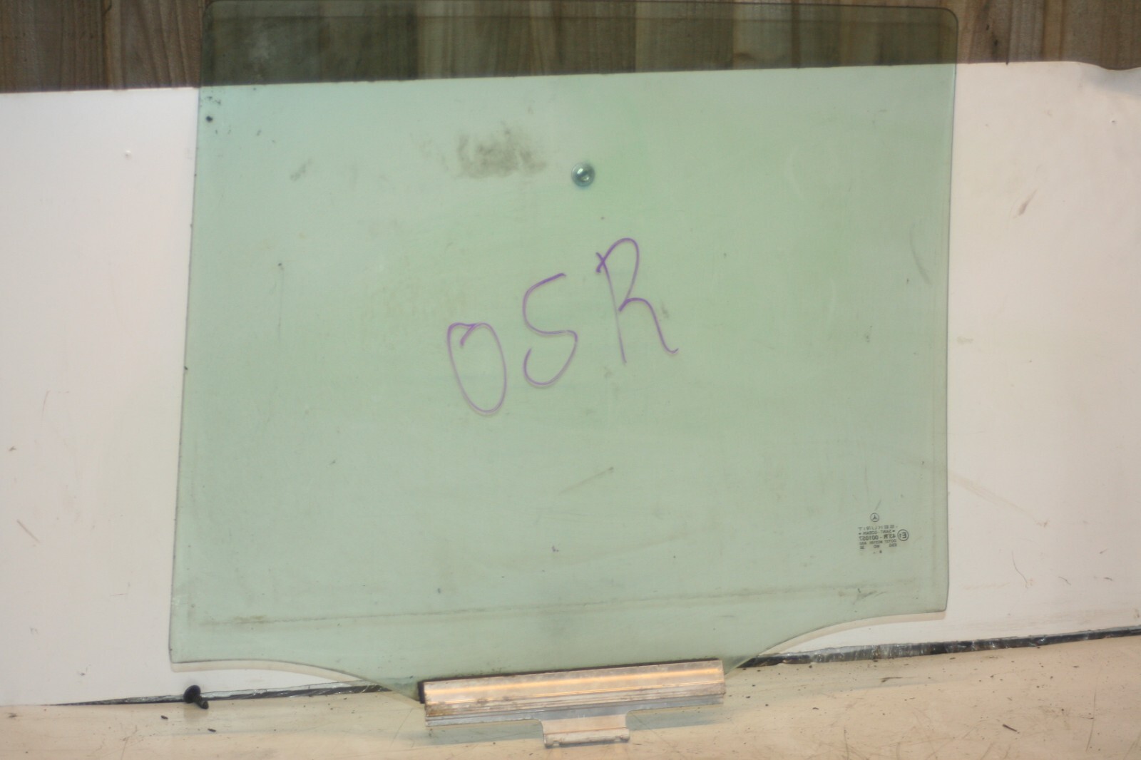 2000 MERCEDES C CLASS W202. DRIVER SIDE REAR DOOR GLASS