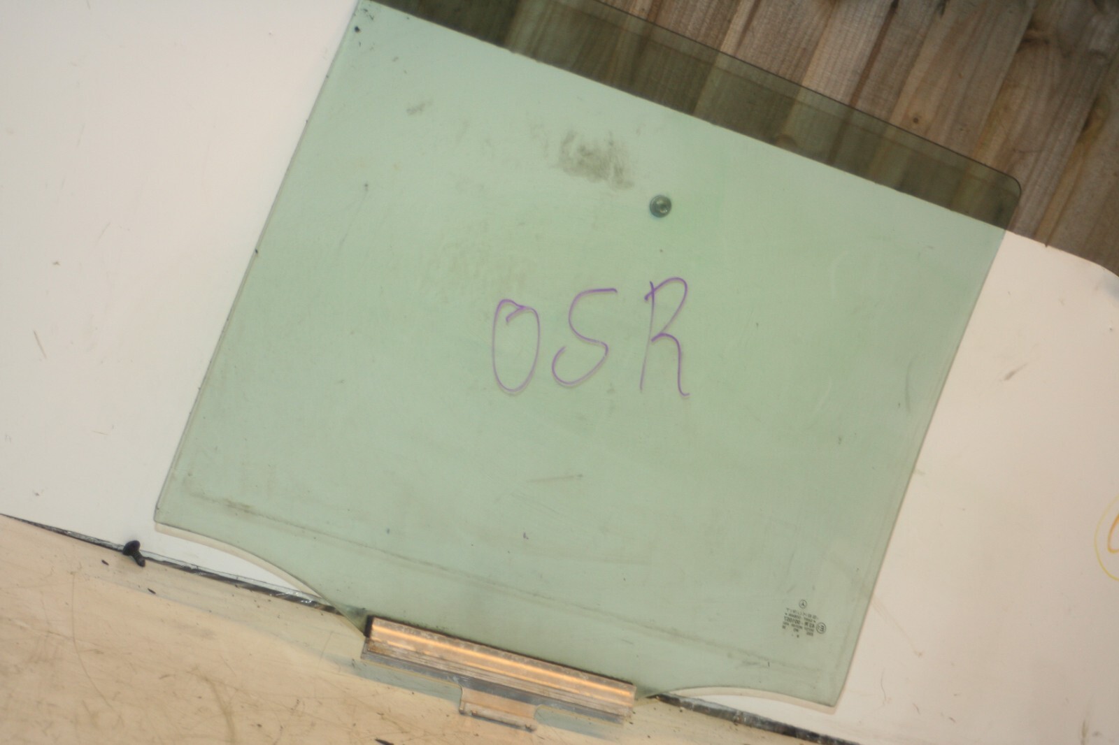 2000 MERCEDES C CLASS W202. DRIVER SIDE REAR DOOR GLASS - Image 2