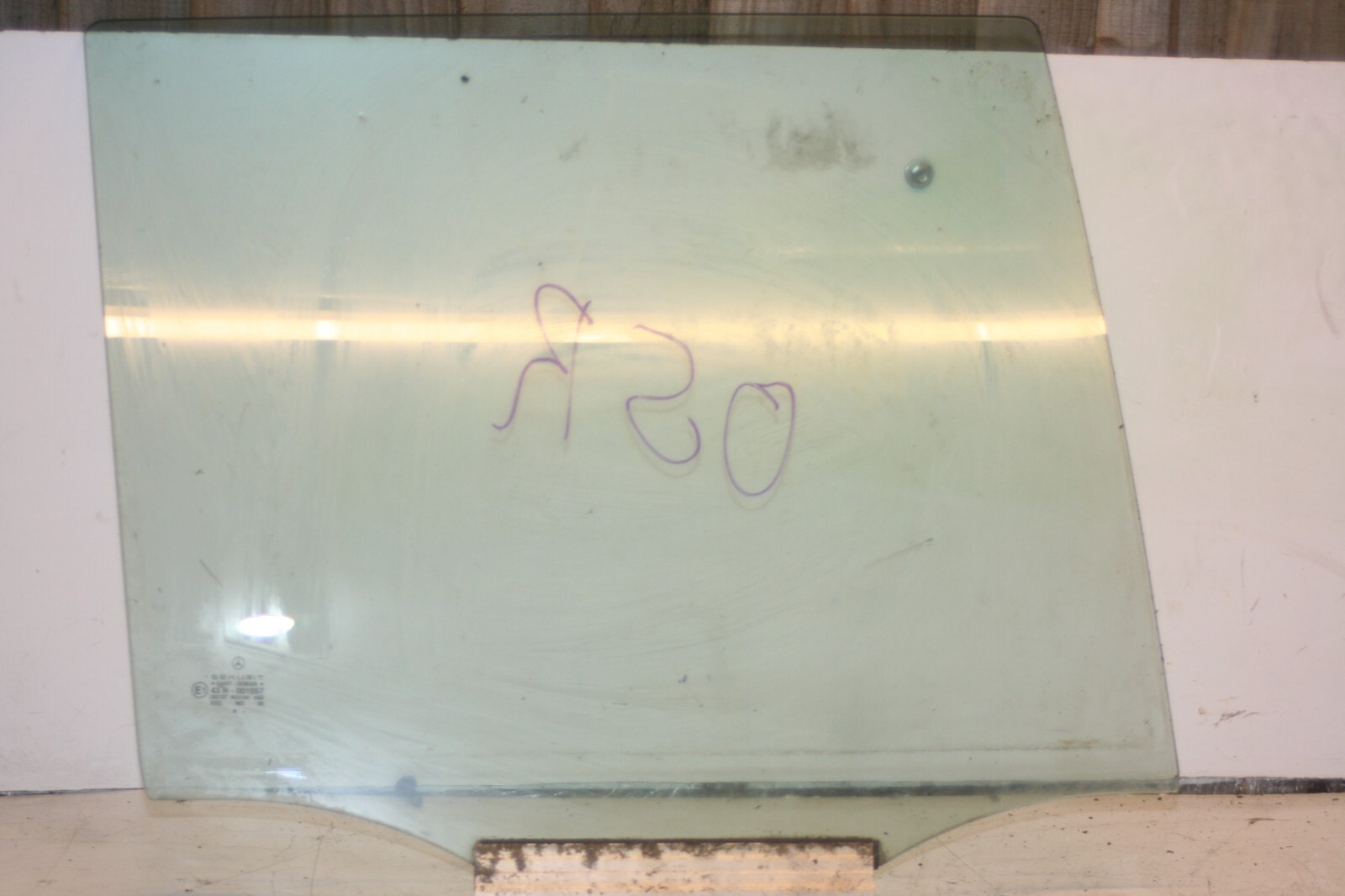 2000 MERCEDES C CLASS W202. DRIVER SIDE REAR DOOR GLASS - Image 3