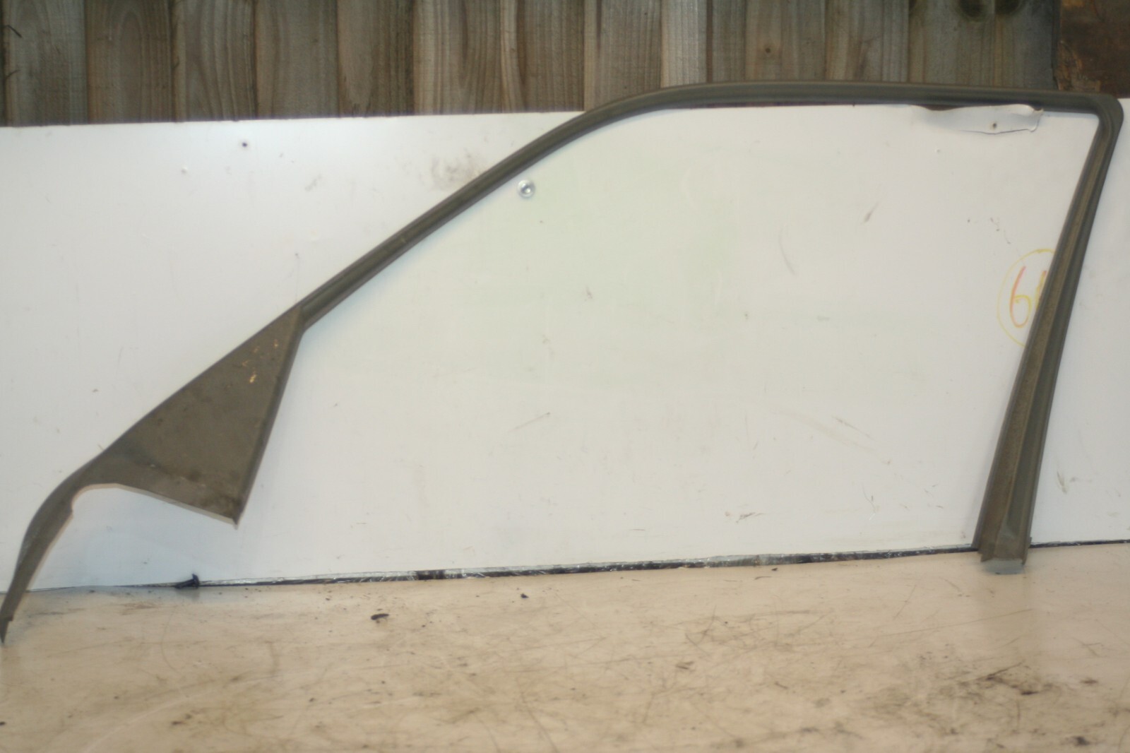2000 MERCEDES C CLASS W202. DRIVER SIDE FRONT WINDOW SURROUND TRIM
