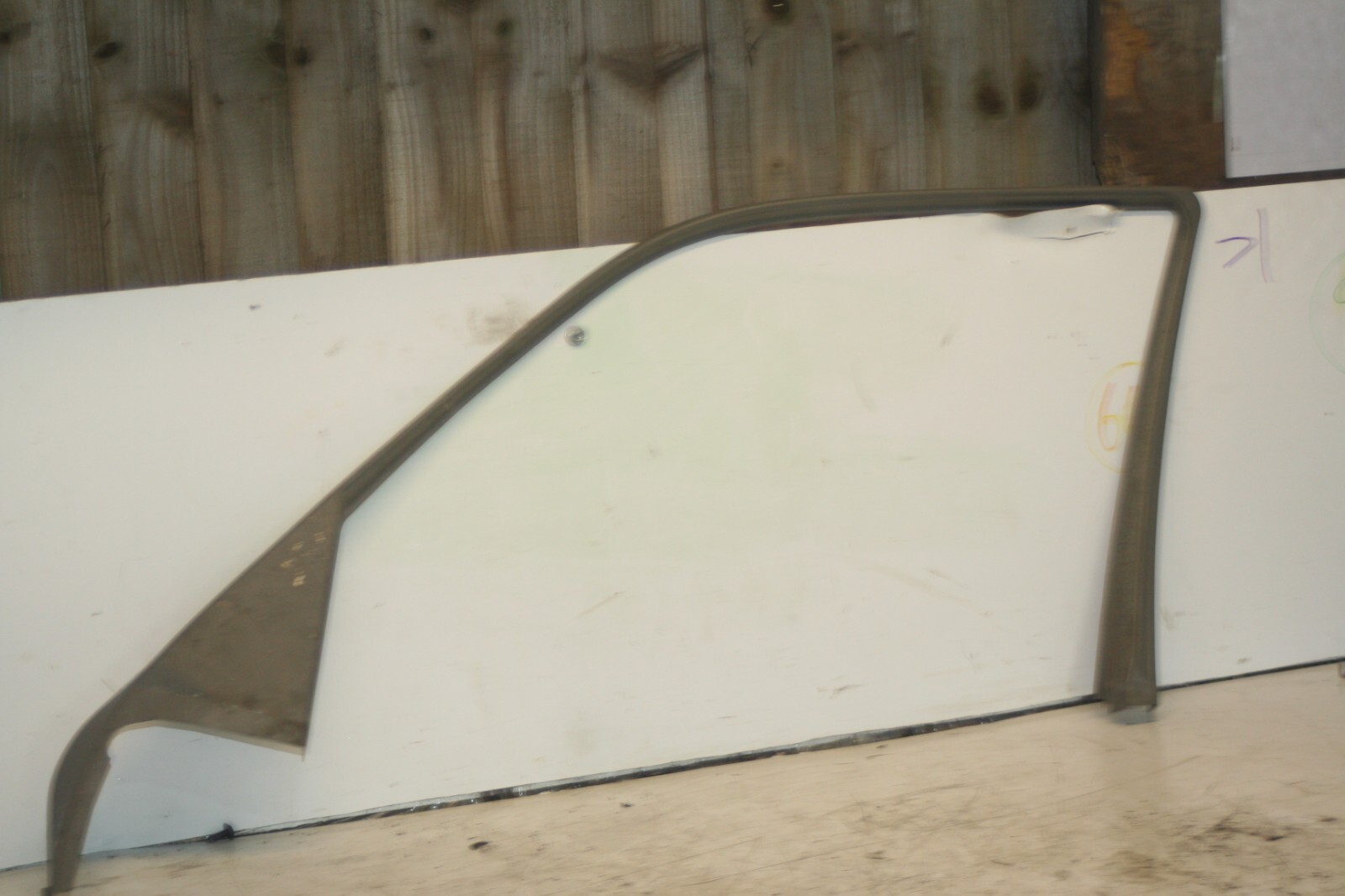 2000 MERCEDES C CLASS W202. DRIVER SIDE FRONT WINDOW SURROUND TRIM - Image 2