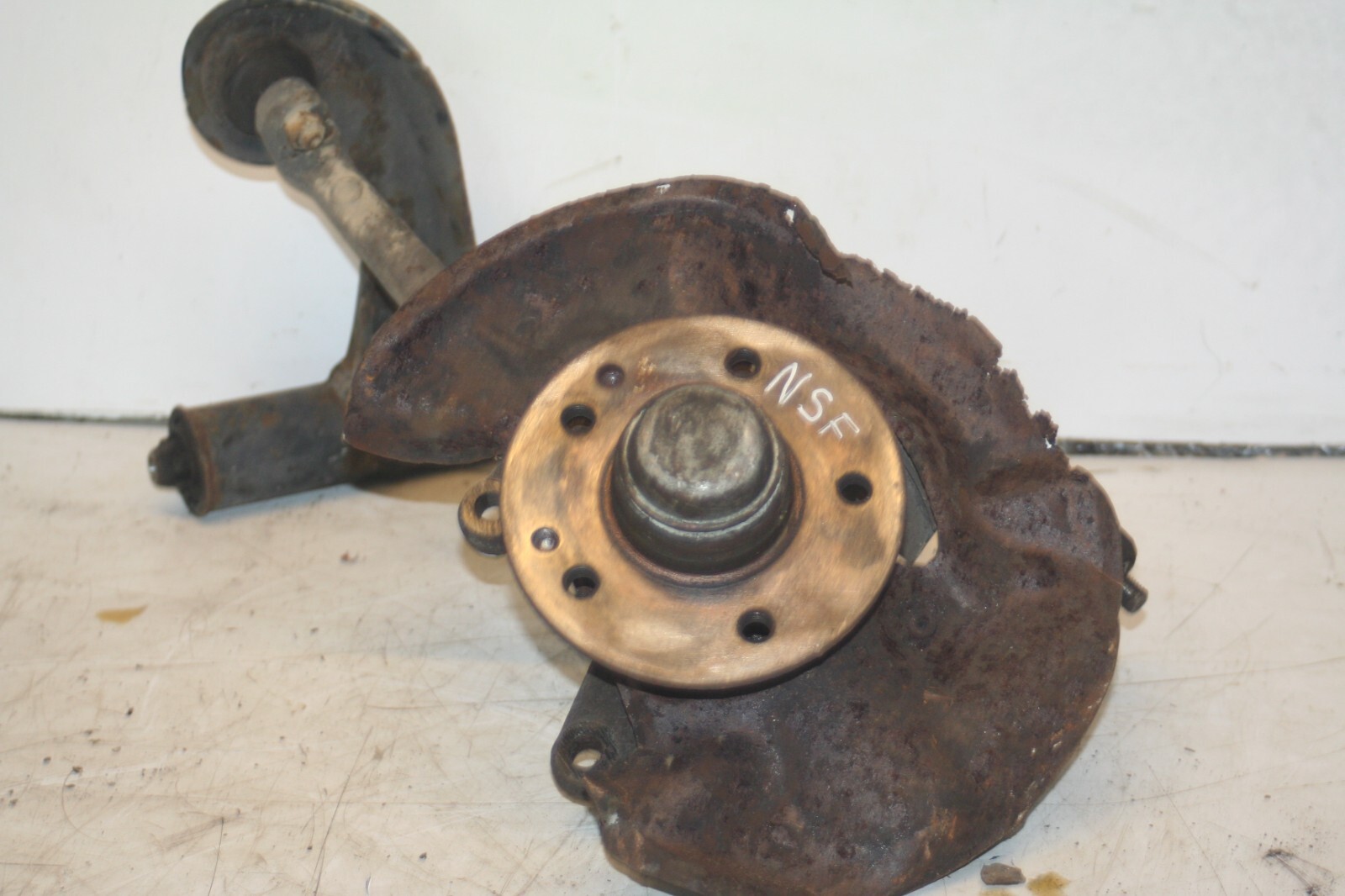2000 MERCEDES C CLASS W202. PASSENGER SIDE FRONT WHEEL HUB STUB AXLE
