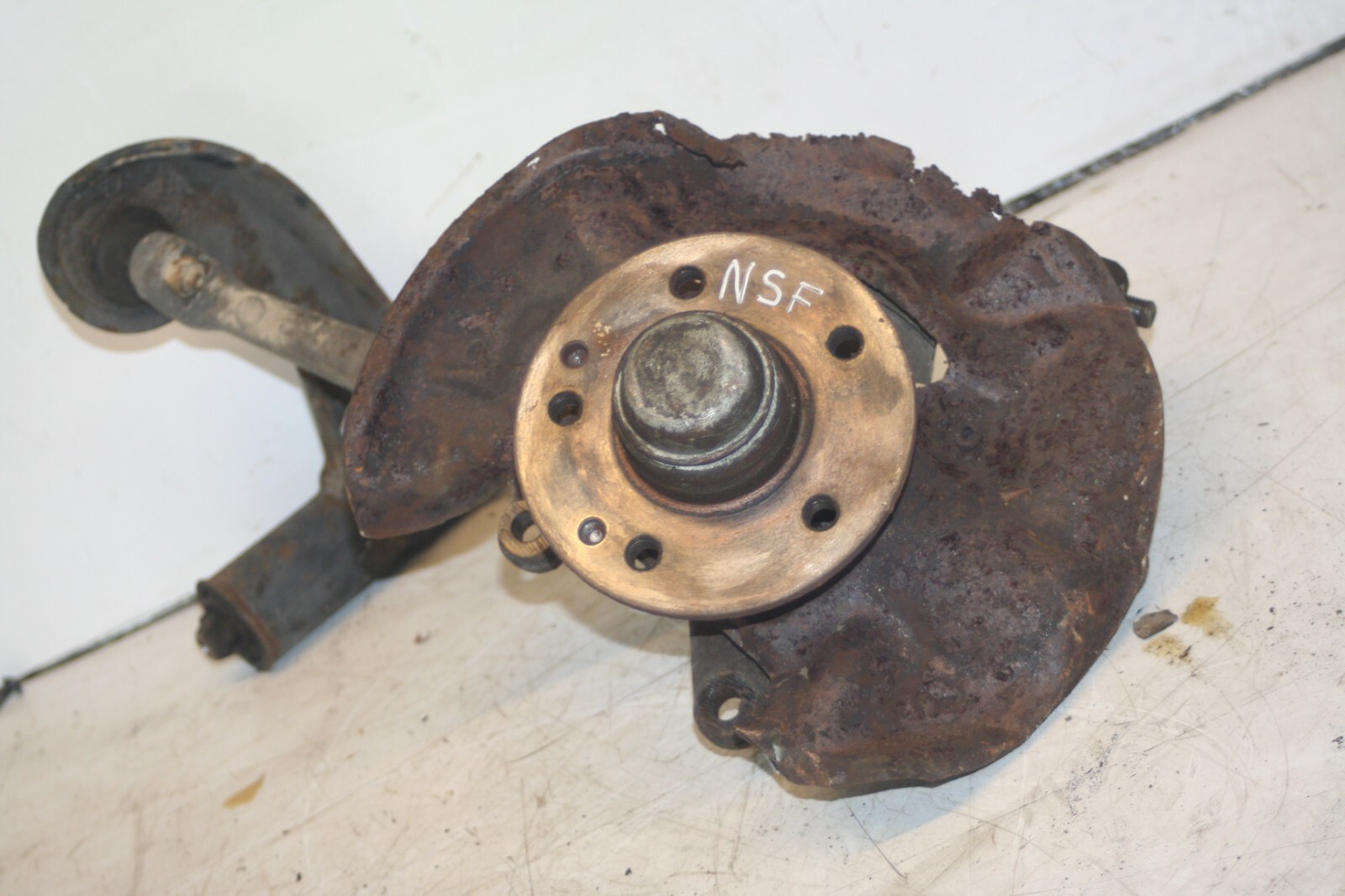 2000 MERCEDES C CLASS W202. PASSENGER SIDE FRONT WHEEL HUB STUB AXLE - Image 2
