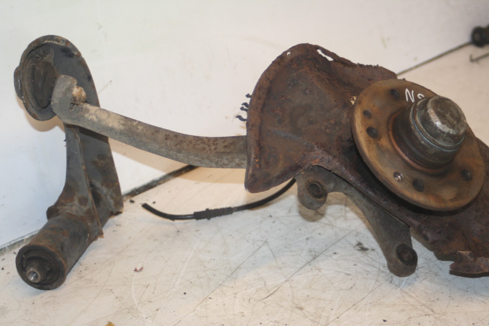 2000 MERCEDES C CLASS W202. PASSENGER SIDE FRONT WHEEL HUB STUB AXLE - Image 3
