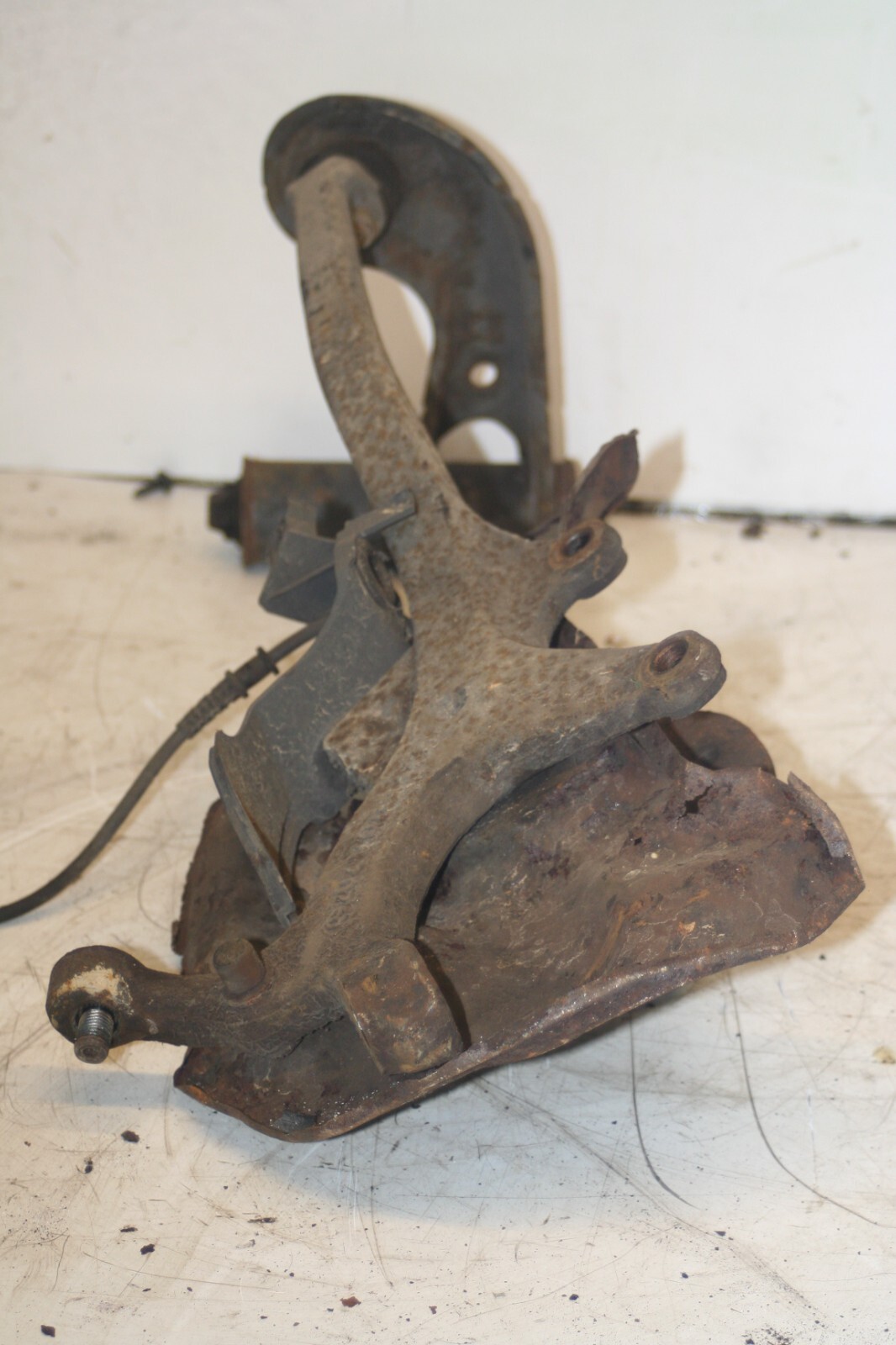 2000 MERCEDES C CLASS W202. PASSENGER SIDE FRONT WHEEL HUB STUB AXLE - Image 4