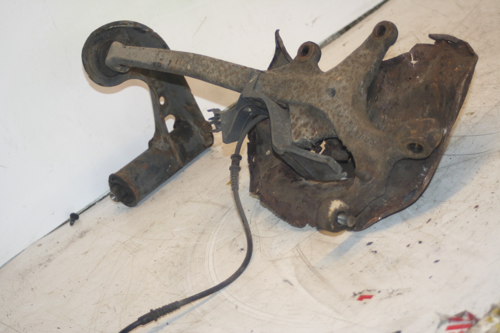 2000 MERCEDES C CLASS W202. PASSENGER SIDE FRONT WHEEL HUB STUB AXLE - Image 5
