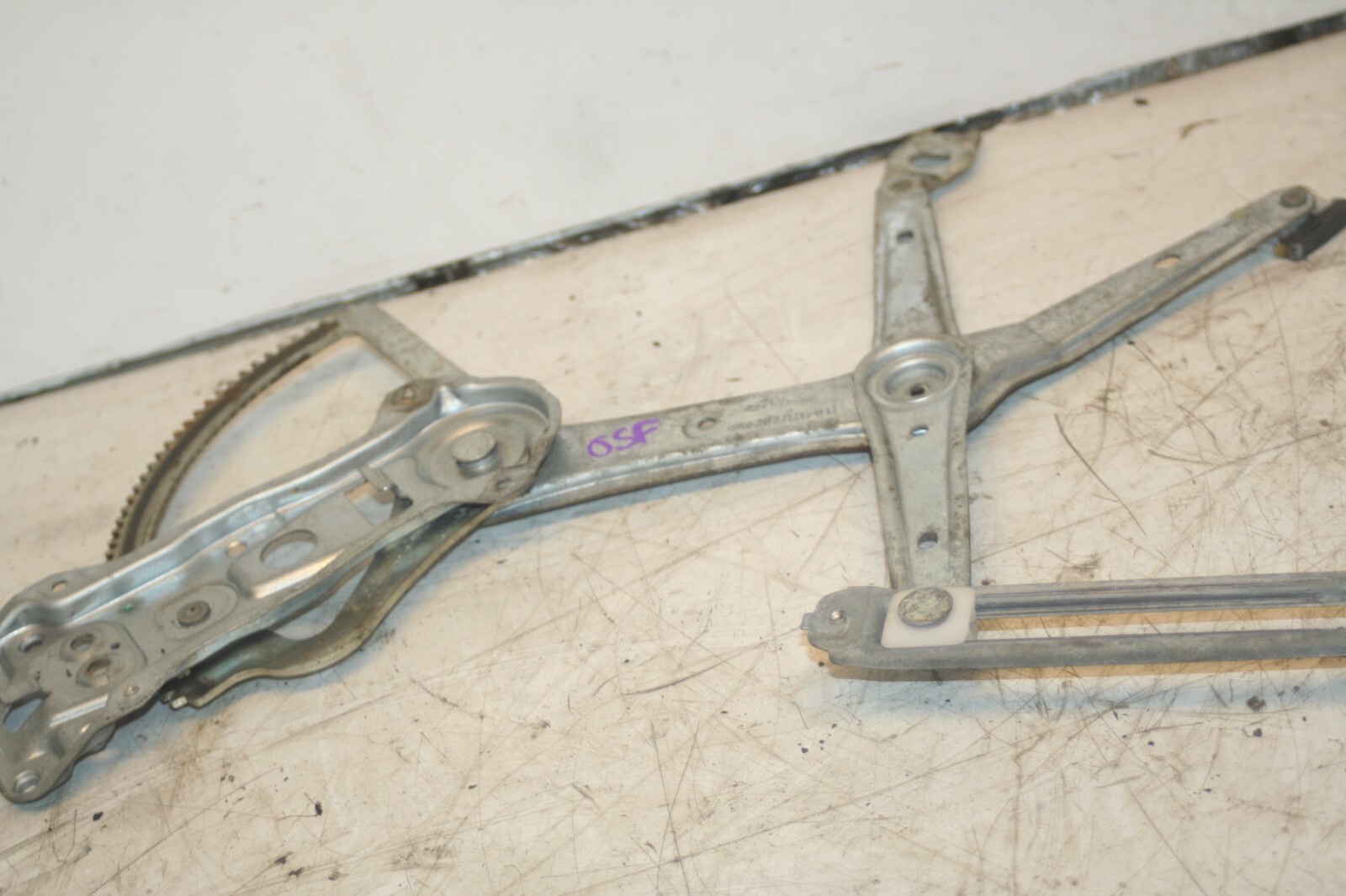 2000 MERCEDES C CLASS W202. DRIVER SIDE FRONT WINDOW REGULATOR