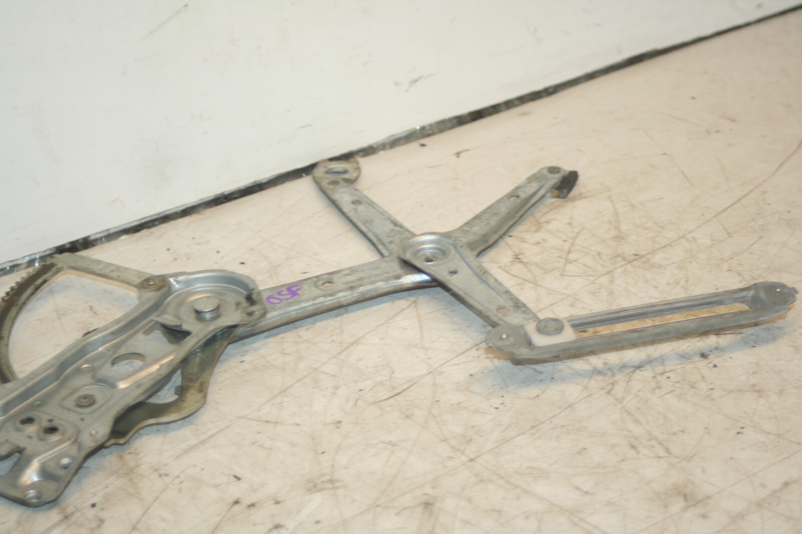 2000 MERCEDES C CLASS W202. DRIVER SIDE FRONT WINDOW REGULATOR - Image 2