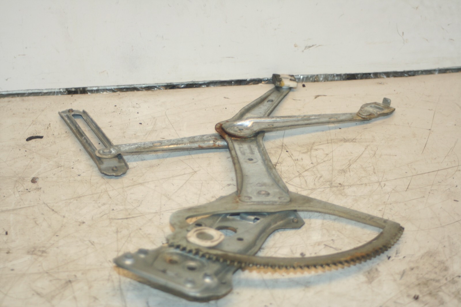 2000 MERCEDES C CLASS W202. DRIVER SIDE FRONT WINDOW REGULATOR - Image 4