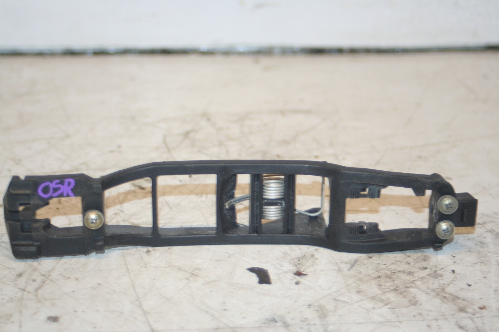 2000 MERCEDES C CLASS W202. DRIVER SIDE REAR DOOR HANDLE FRAME - Image 3
