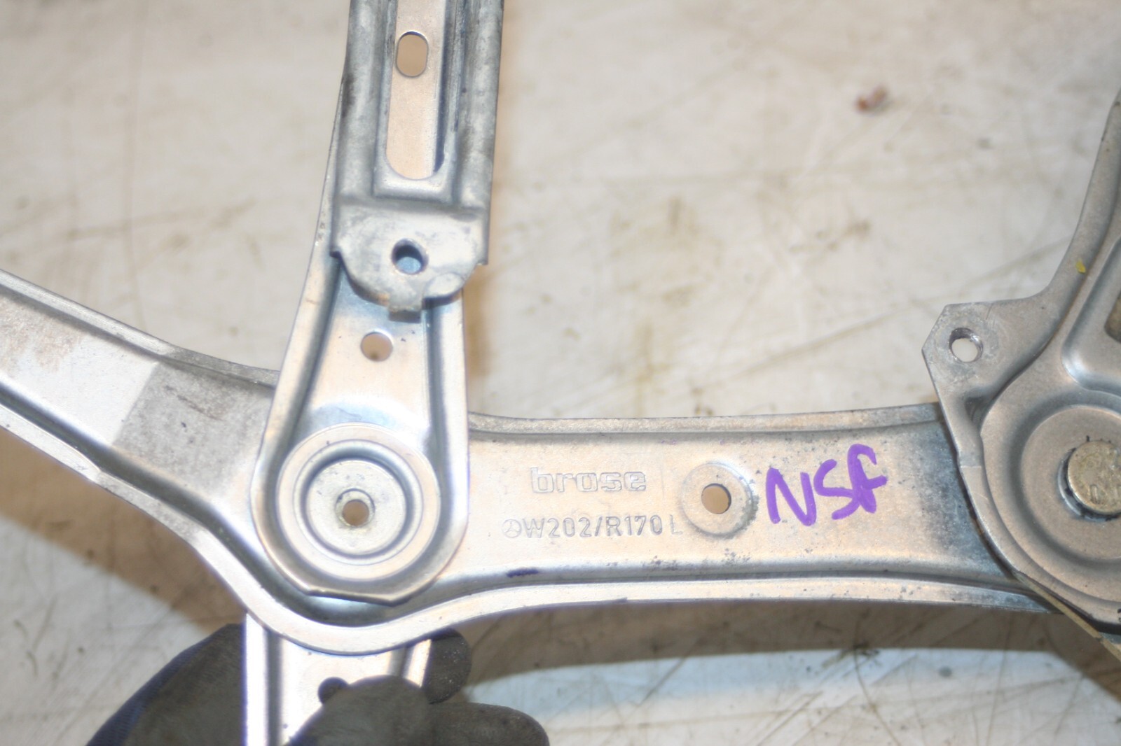 2000 MERCEDES C CLASS W202. PASSENGER SIDE FRONT WINDOW REGULATOR + MOTOR - Image 3