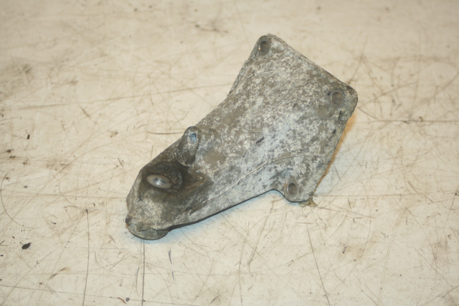 2000 MERCEDES C CLASS W202. ENGINE MOUNT
