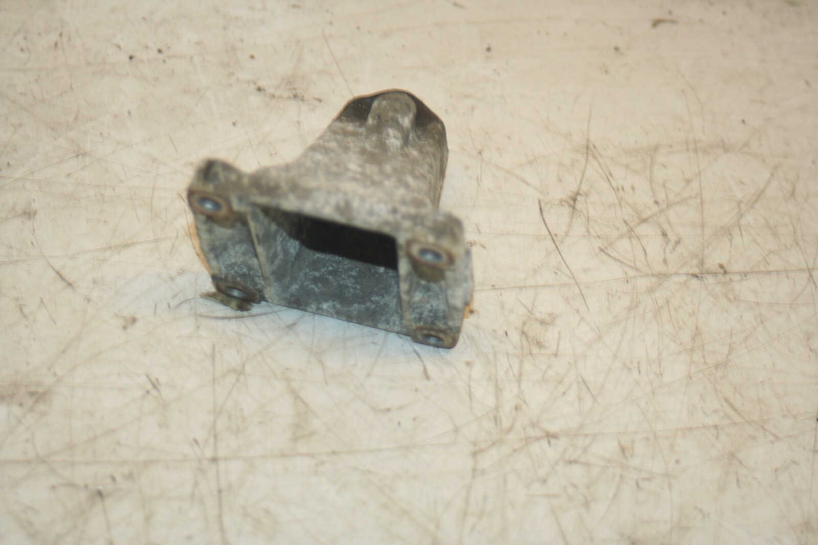 2000 MERCEDES C CLASS W202. ENGINE MOUNT - Image 2