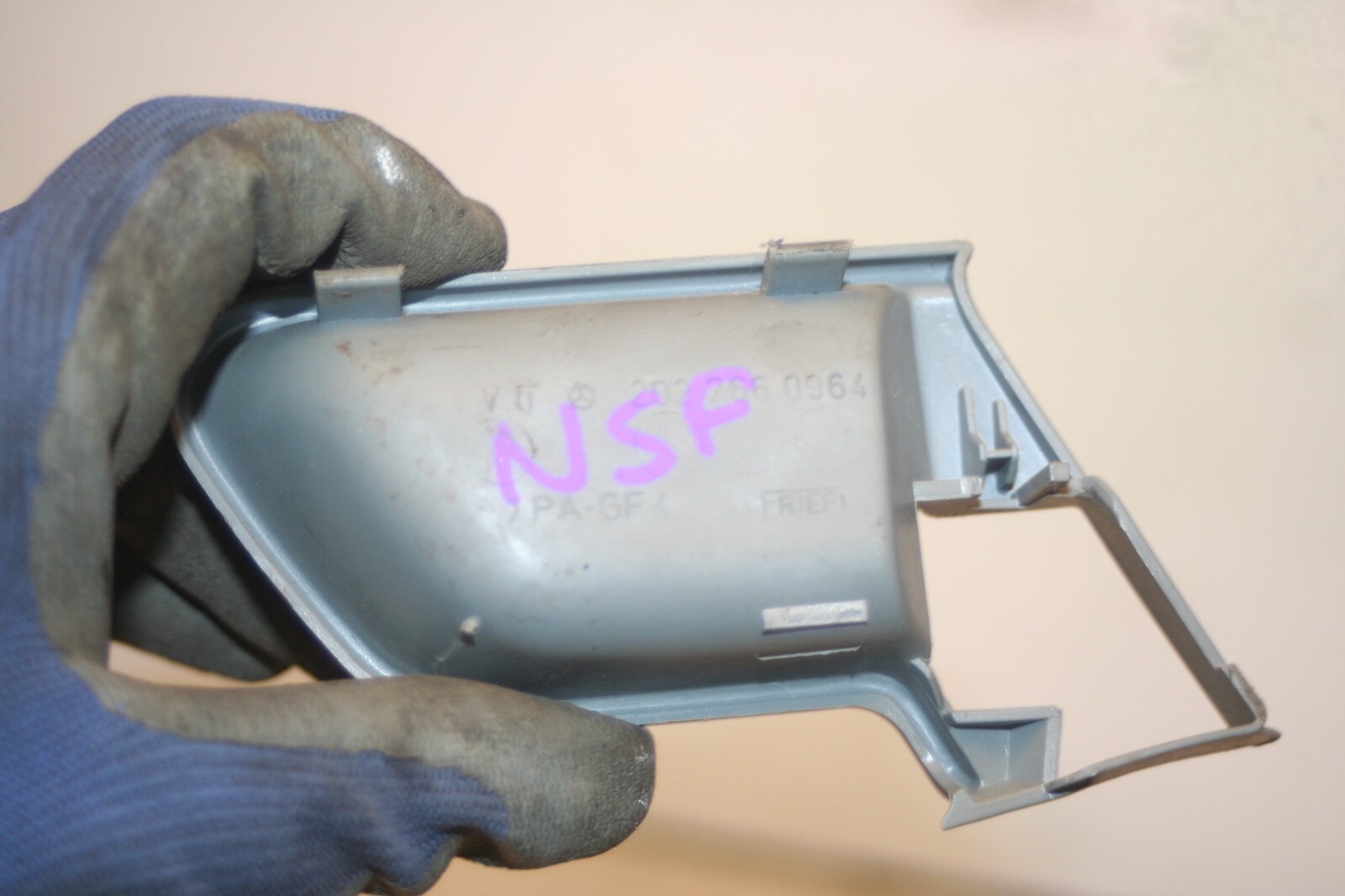 2000 MERCEDES C CLASS W202. PASSENGER SIDE FRONT DOOR HANDLE SURROUND - Image 4