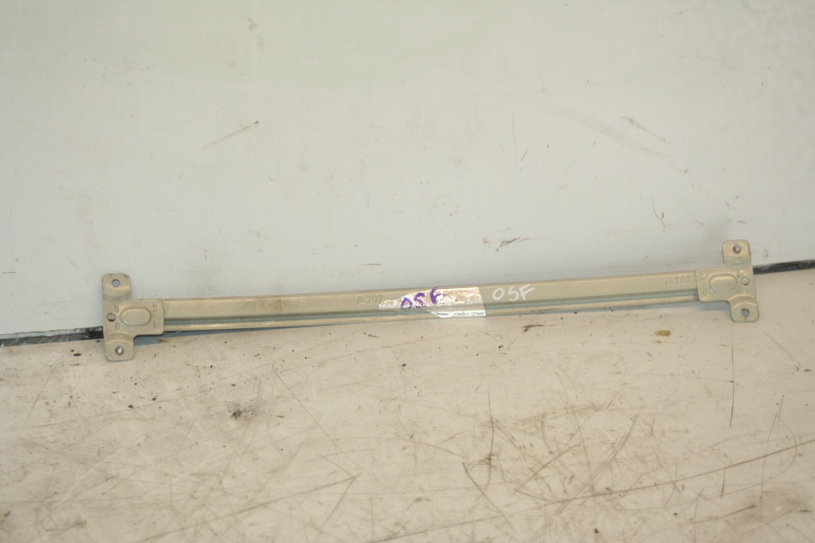 2000 MERCEDES C CLASS W202. DRIVER SIDE FRONT WINDOW RUNNER GUIDE - Image 2