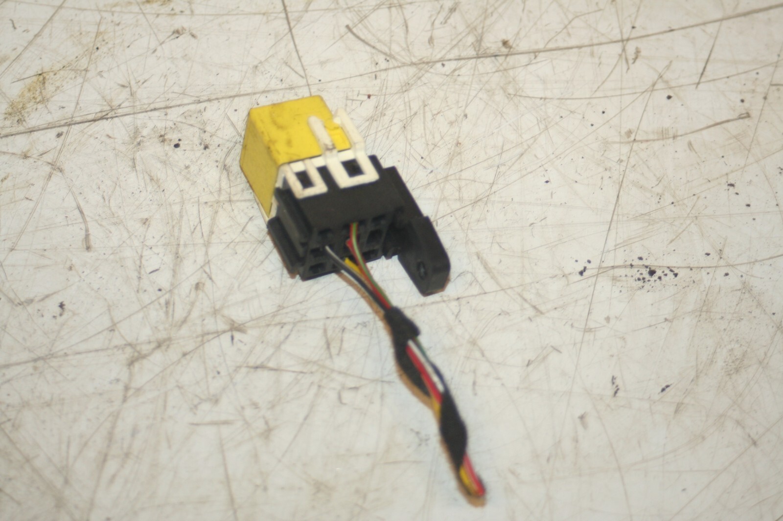 2000 MERCEDES C CLASS W202. YELLOW RELAY - Image 2
