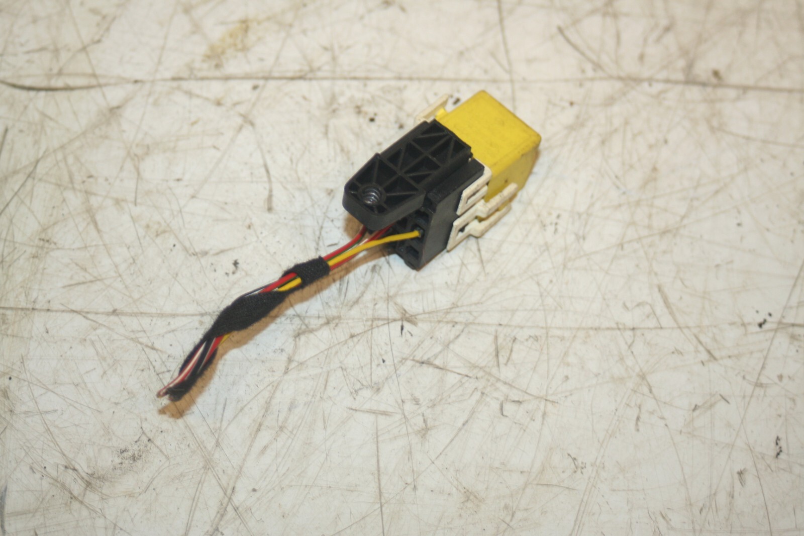 2000 MERCEDES C CLASS W202. YELLOW RELAY - Image 3