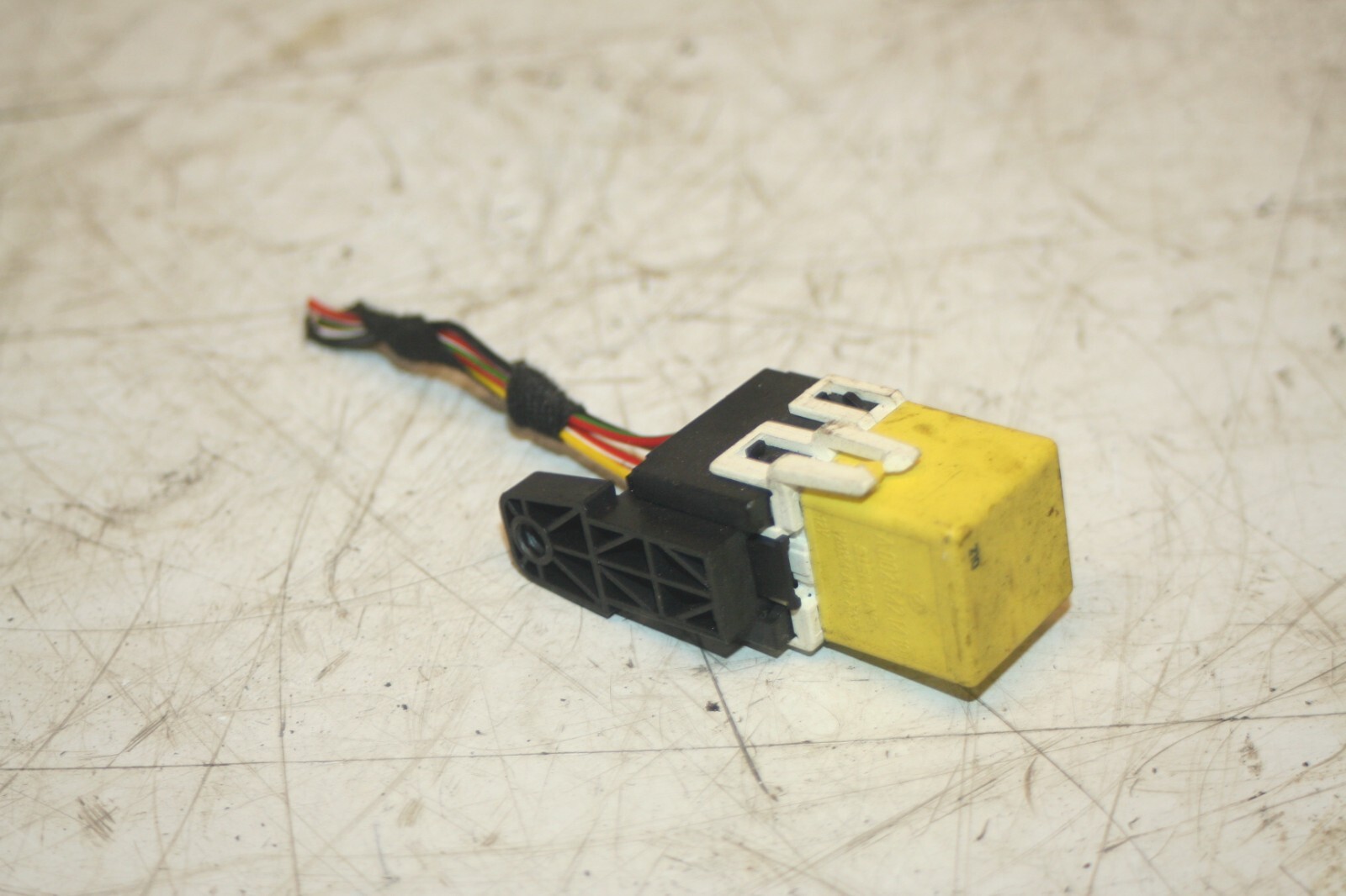 2000 MERCEDES C CLASS W202. YELLOW RELAY - Image 4