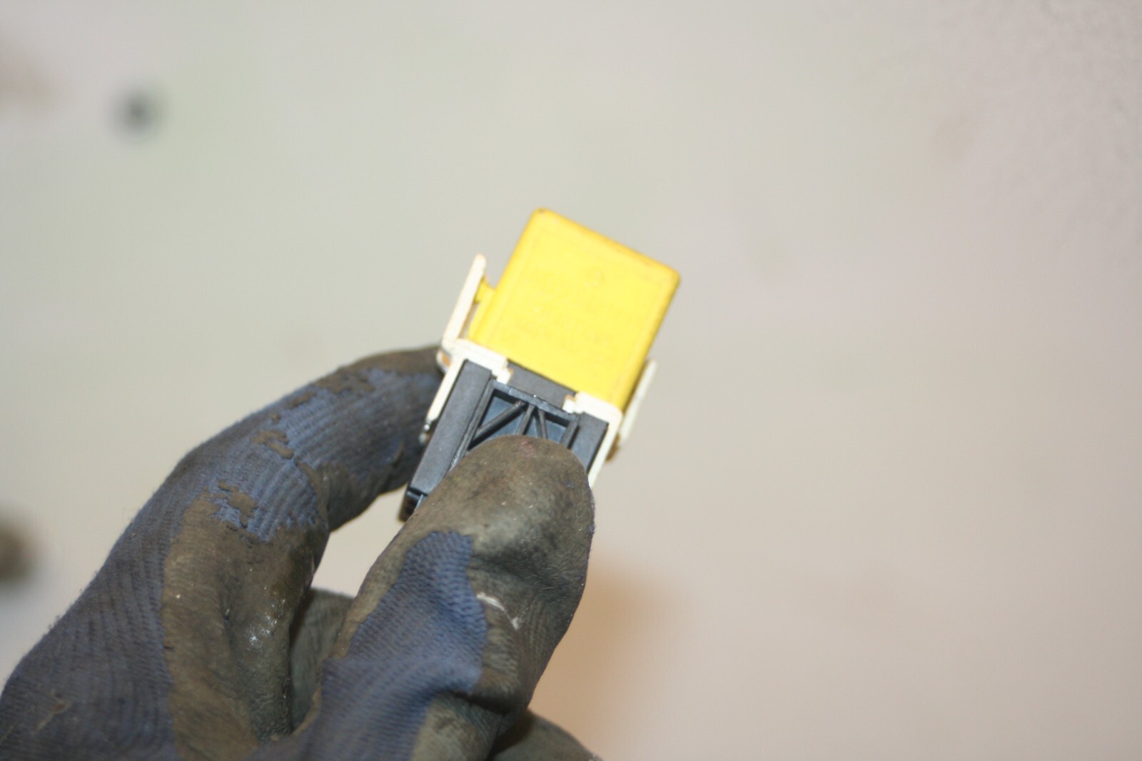 2000 MERCEDES C CLASS W202. YELLOW RELAY - Image 5
