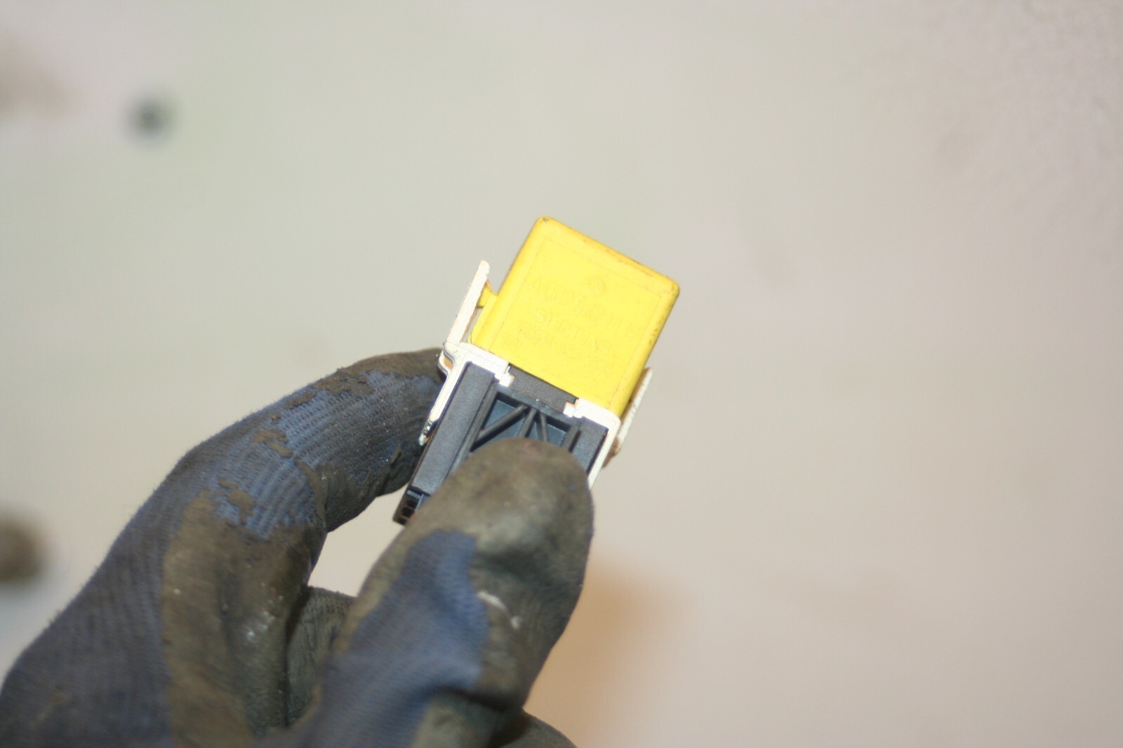 2000 MERCEDES C CLASS W202. YELLOW RELAY - Image 6