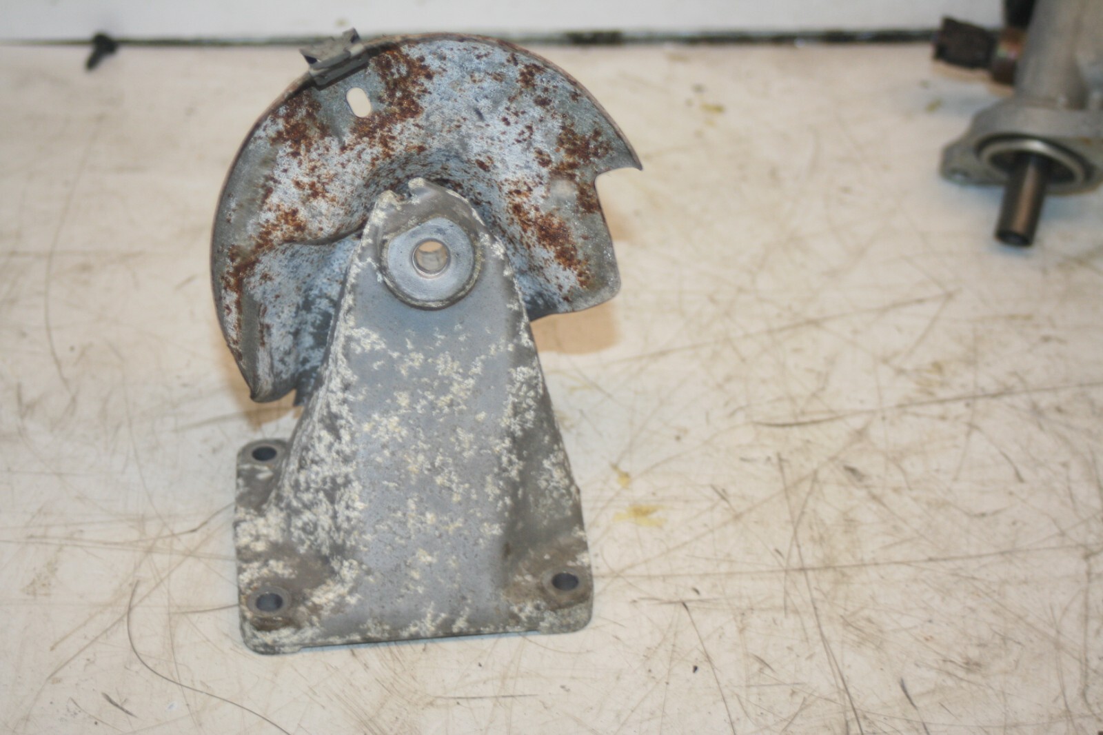 2000 MERCEDES C CLASS W202. ENGINE MOUNT