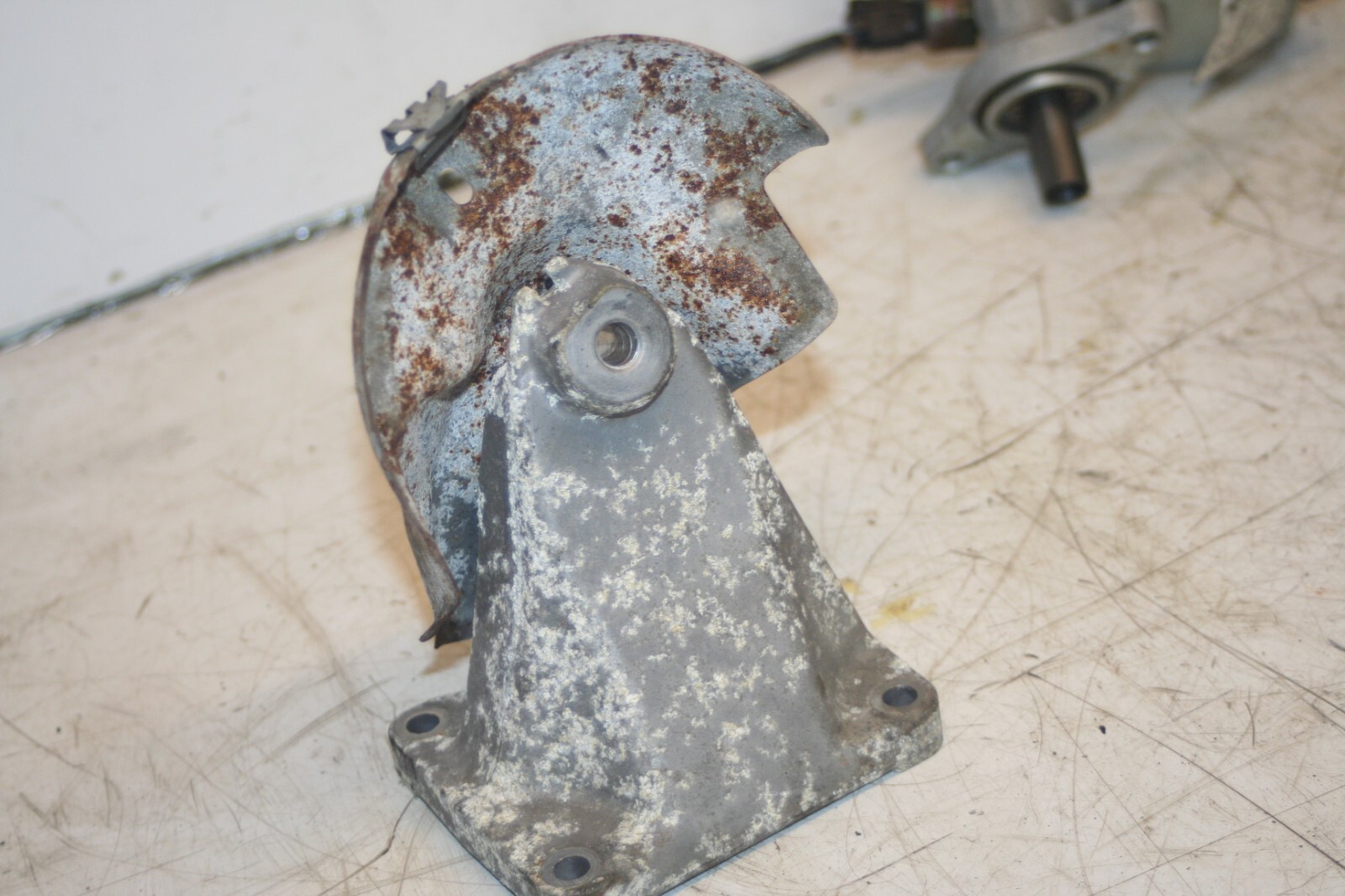 2000 MERCEDES C CLASS W202. ENGINE MOUNT - Image 2