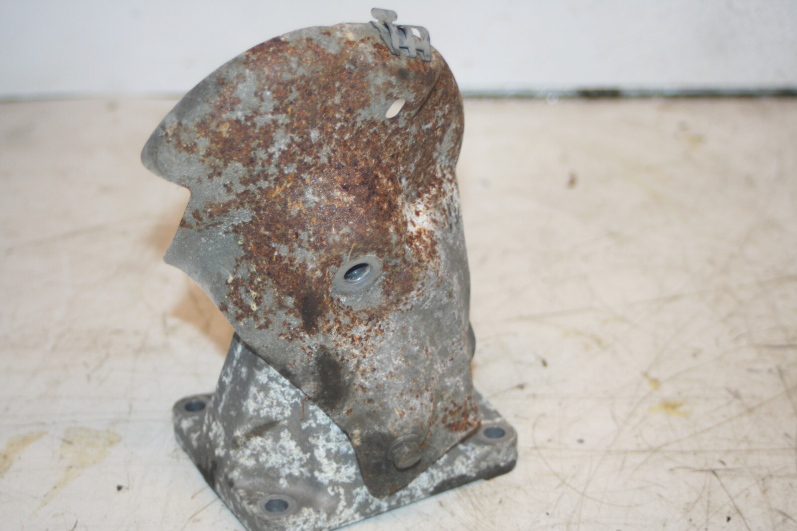 2000 MERCEDES C CLASS W202. ENGINE MOUNT - Image 3