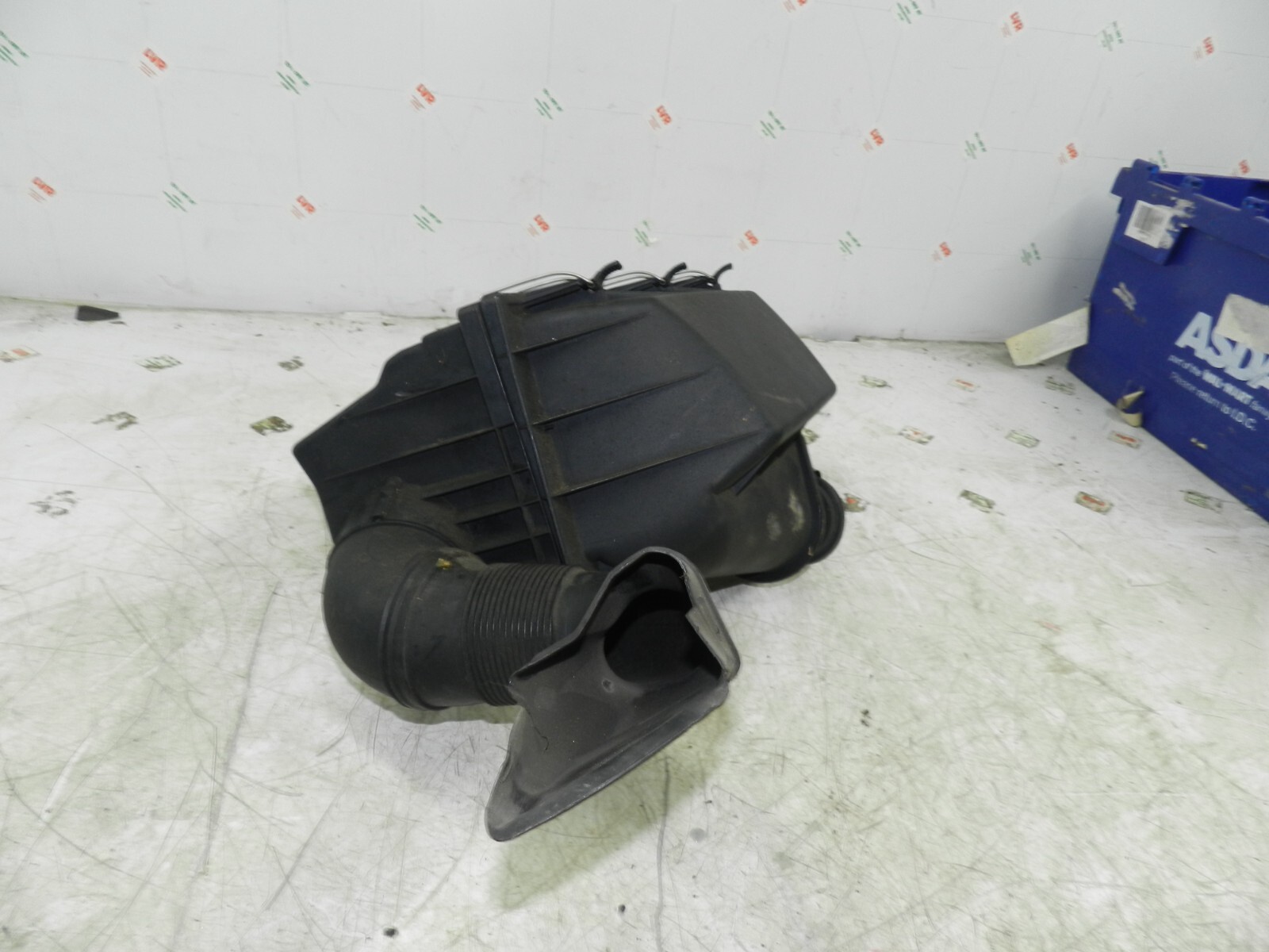 (141) MERCEDES E CLASS SALOON W210. AIR FILTER HOUSING BOX, 1 clip missing