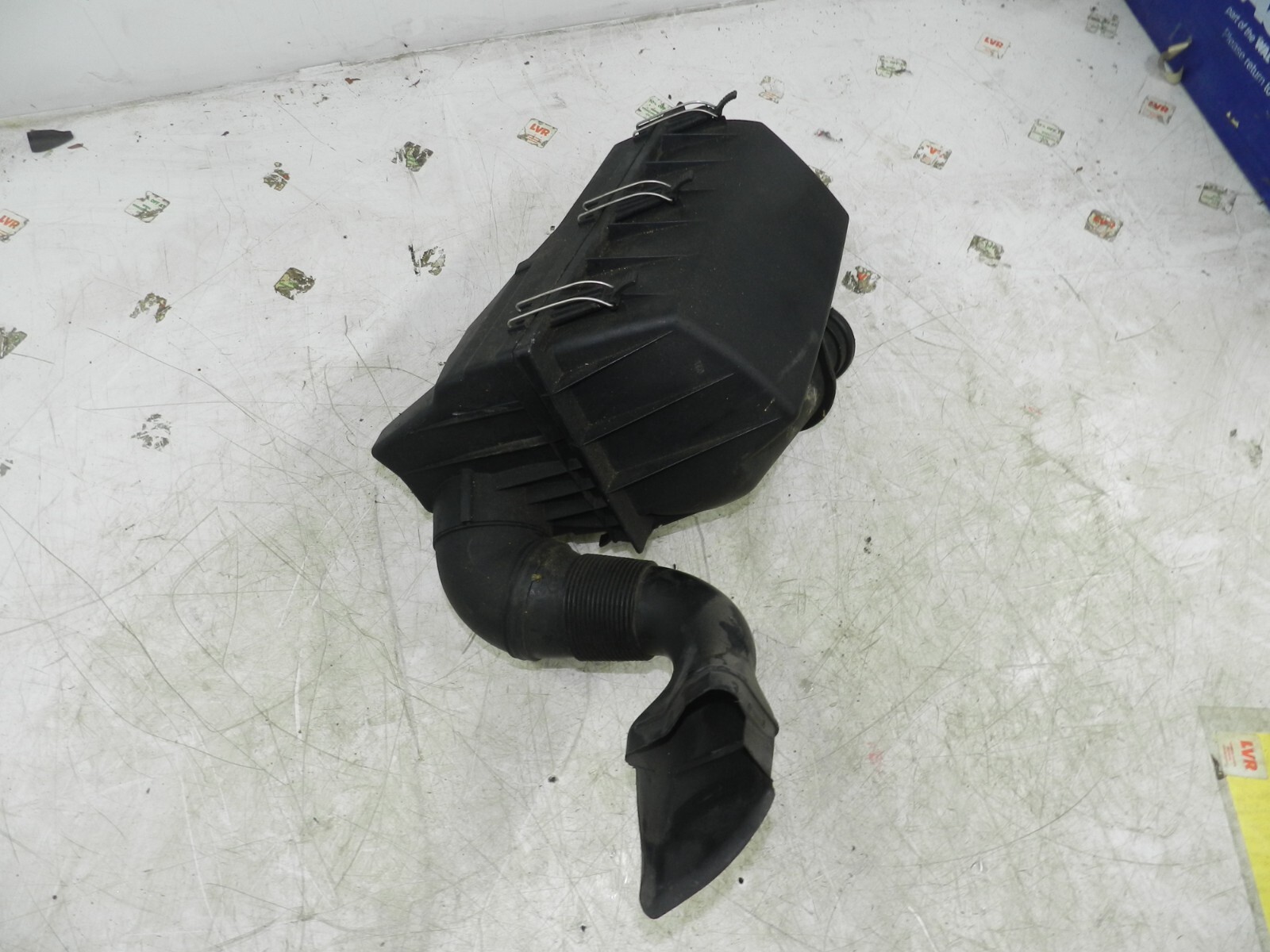 (141) MERCEDES E CLASS SALOON W210. AIR FILTER HOUSING BOX, 1 clip missing - Image 2