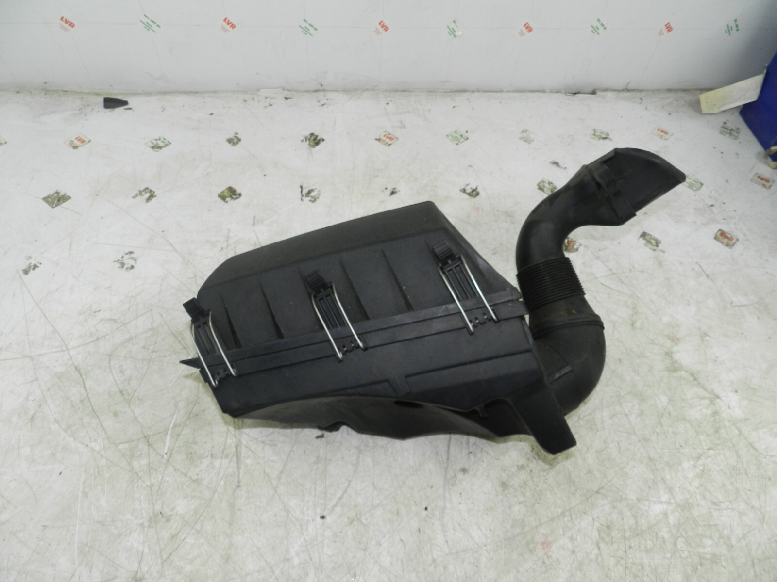 (141) MERCEDES E CLASS SALOON W210. AIR FILTER HOUSING BOX, 1 clip missing - Image 3