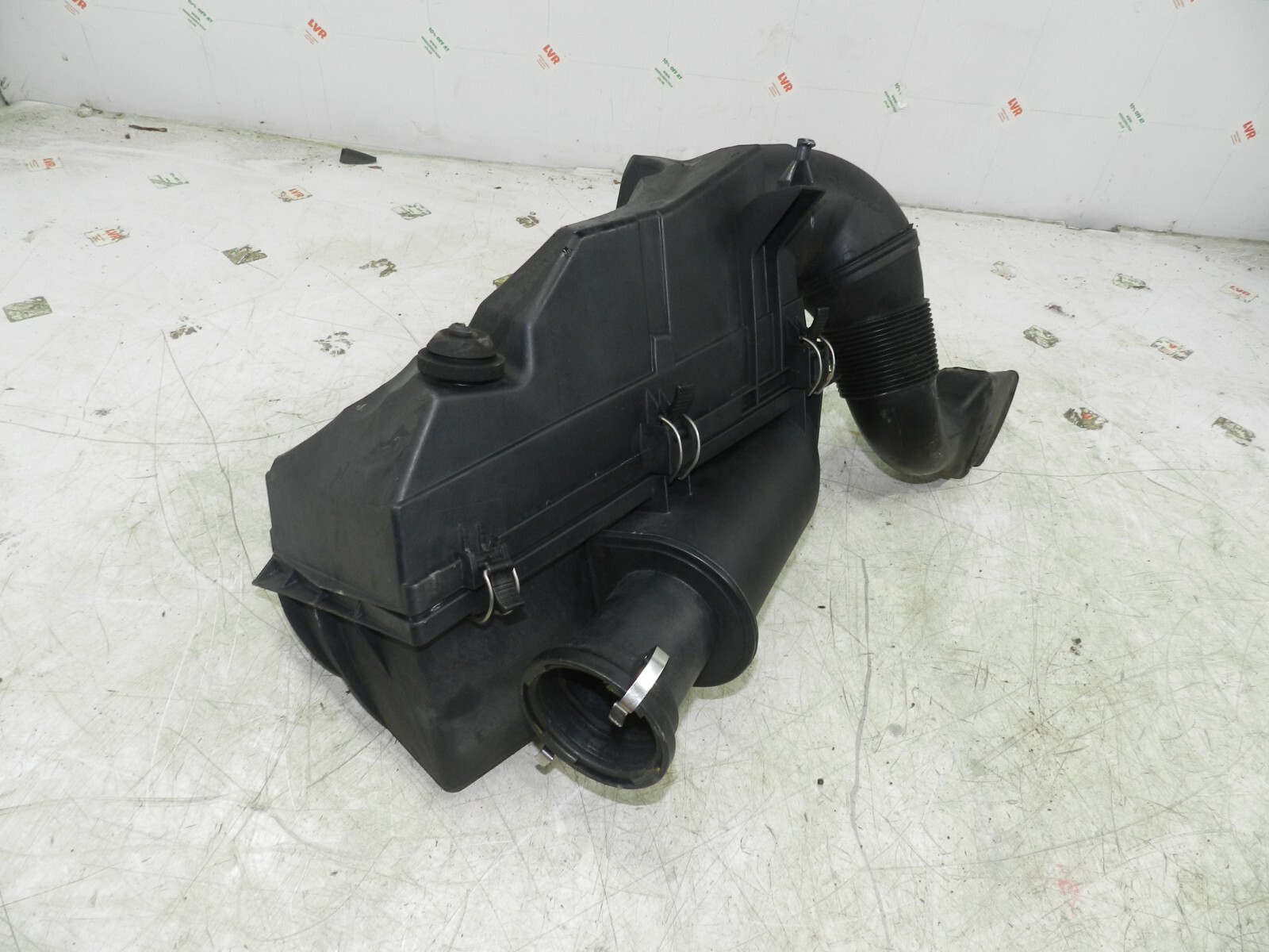 (141) MERCEDES E CLASS SALOON W210. AIR FILTER HOUSING BOX, 1 clip missing - Image 4