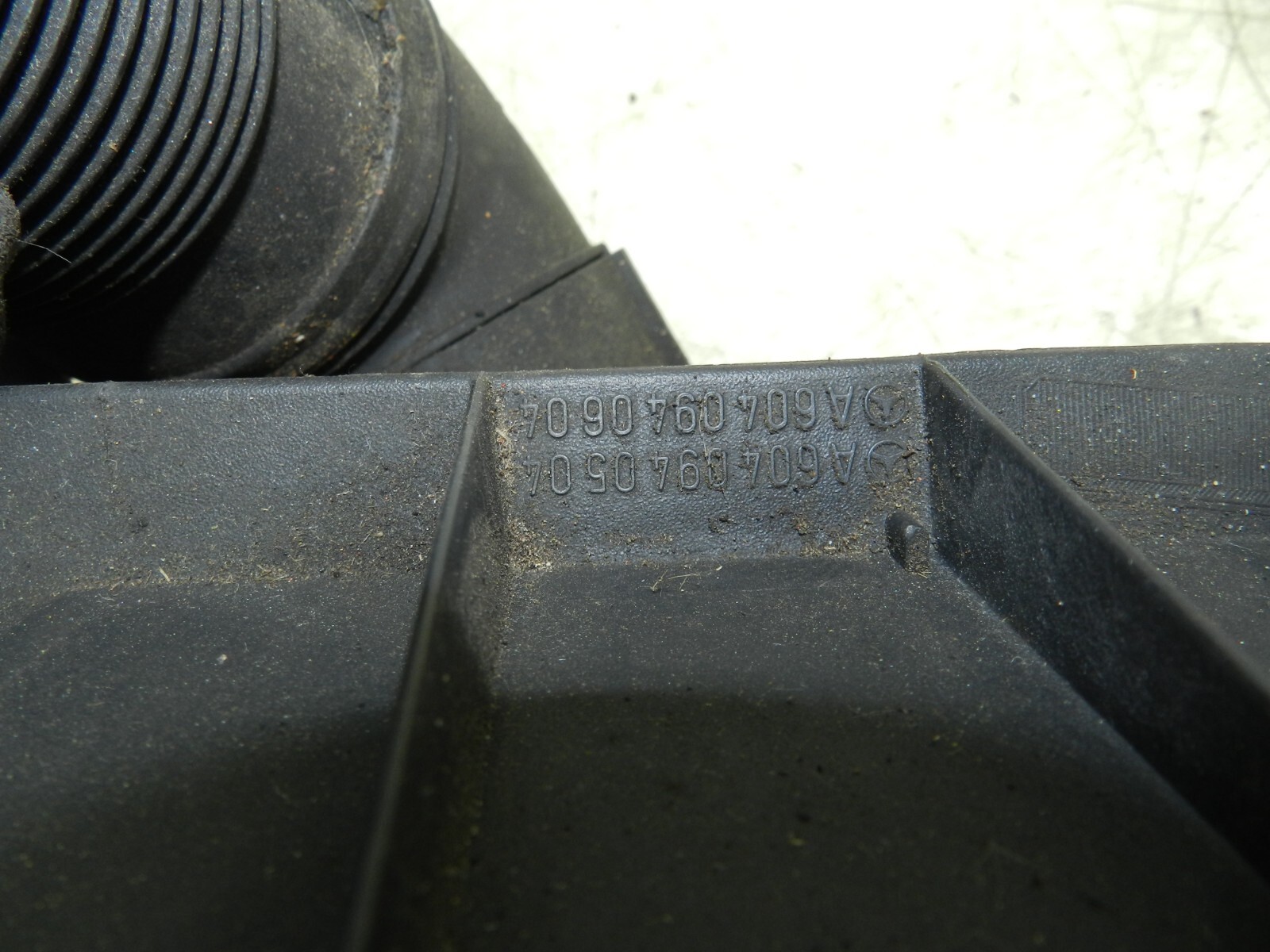 (141) MERCEDES E CLASS SALOON W210. AIR FILTER HOUSING BOX, 1 clip missing - Image 6